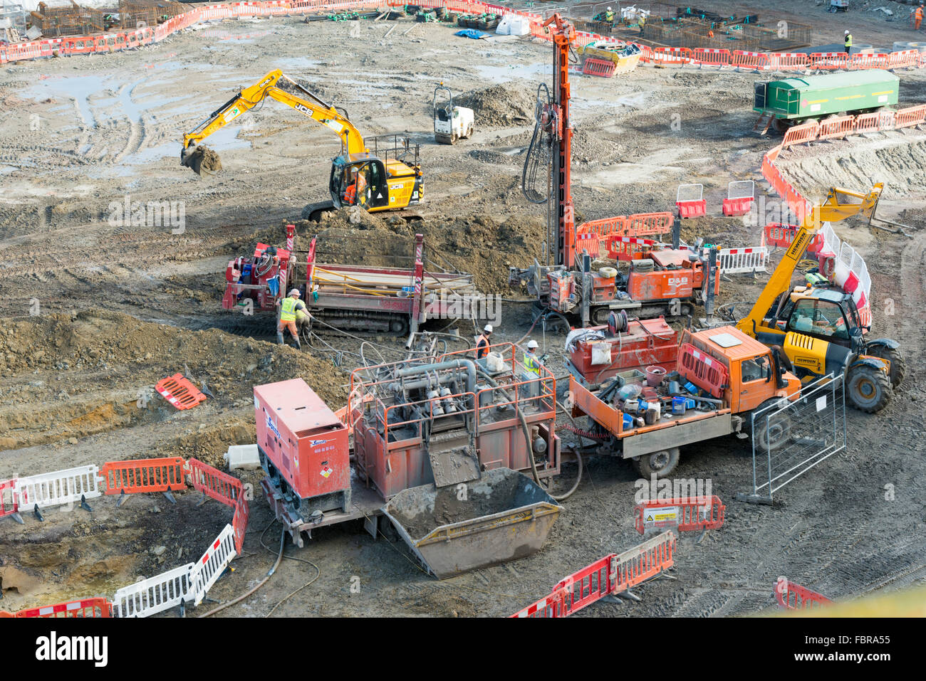 Edifici essendo costruito su un sito di costruzione al Cambridge Campus Biomedico Cambridge Regno Unito Foto Stock
