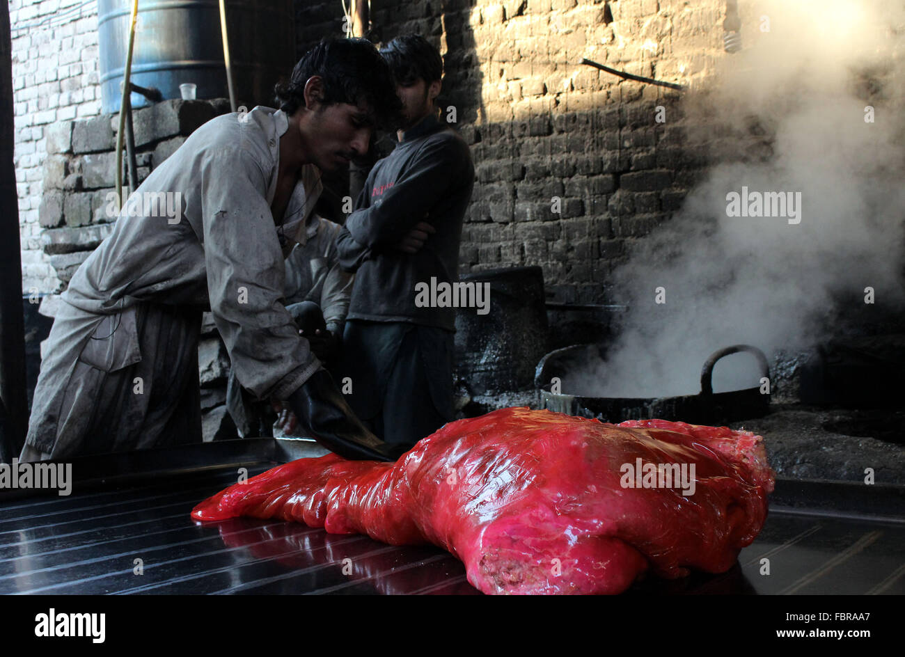 Afghanistan-jalalalabd ,Jan 18,2016 afgano lavoratore dolciario rende dolci tradizionali e altri alimenti in una fabbrica nella periferia di Jalalabad nella provincia di Nangarhar , Afghanistan, jan. 18, 2016. Il blocco verrà tagliato in piccoli pezzi e confezionati Foto Stock