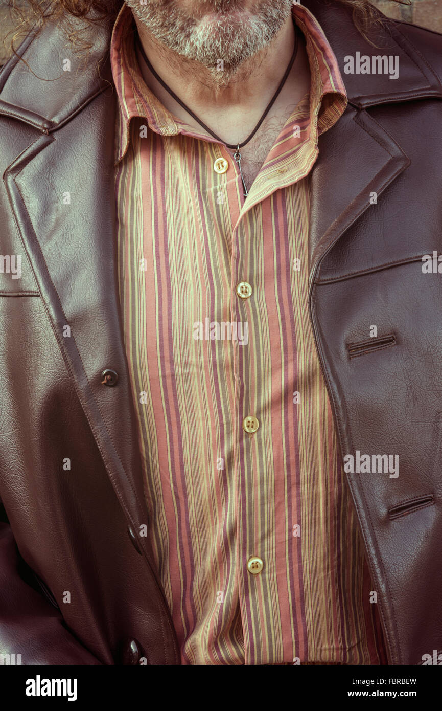 Close up di un uomo che indossa degli anni settanta vestiti in stile Foto Stock