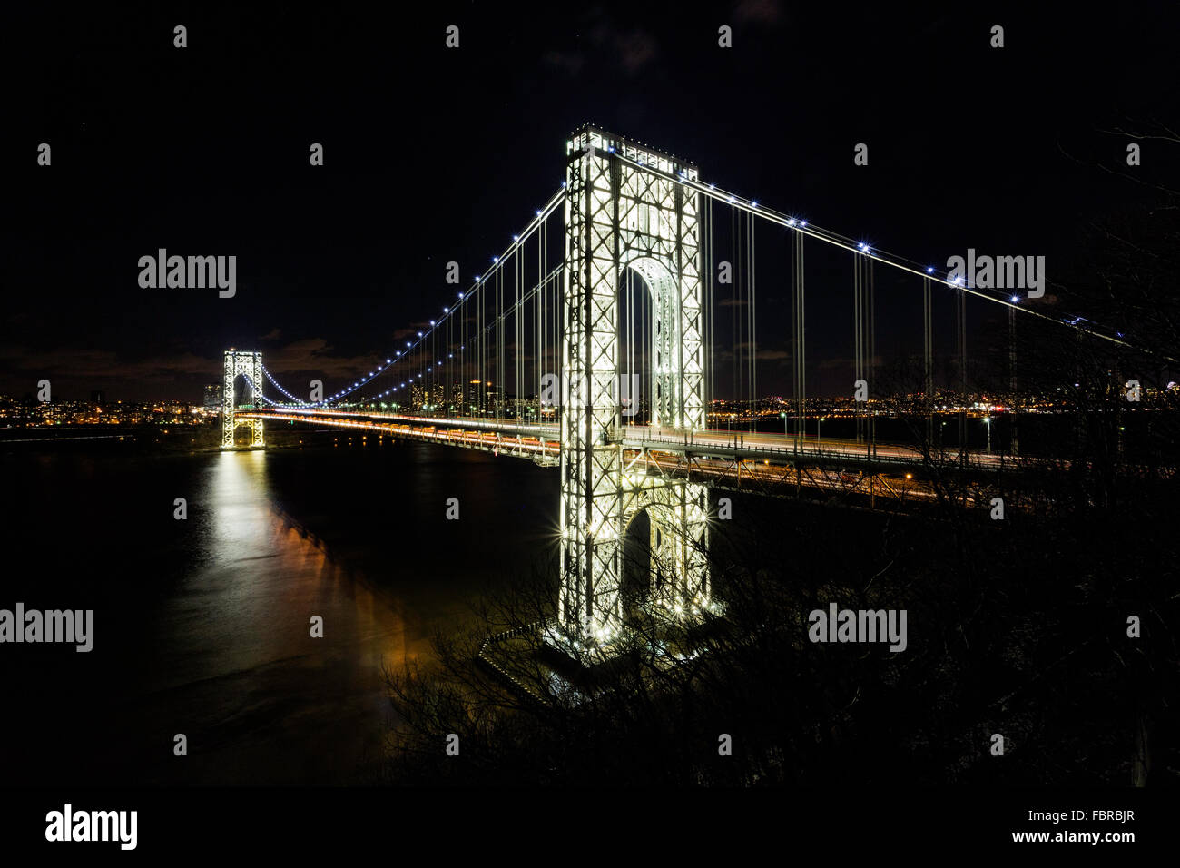 Palisades, New Jersey, USA. 18 gennaio, 2016. George Washington Bridge illuminata a Martin Luther King Jr. Giorno Lunedì, Gennaio 18th, 2016 Come si vede dal New Jersey laterale del fiume Hudson, Palisades Credito: Gregorio Gard/Alamy Live News Foto Stock