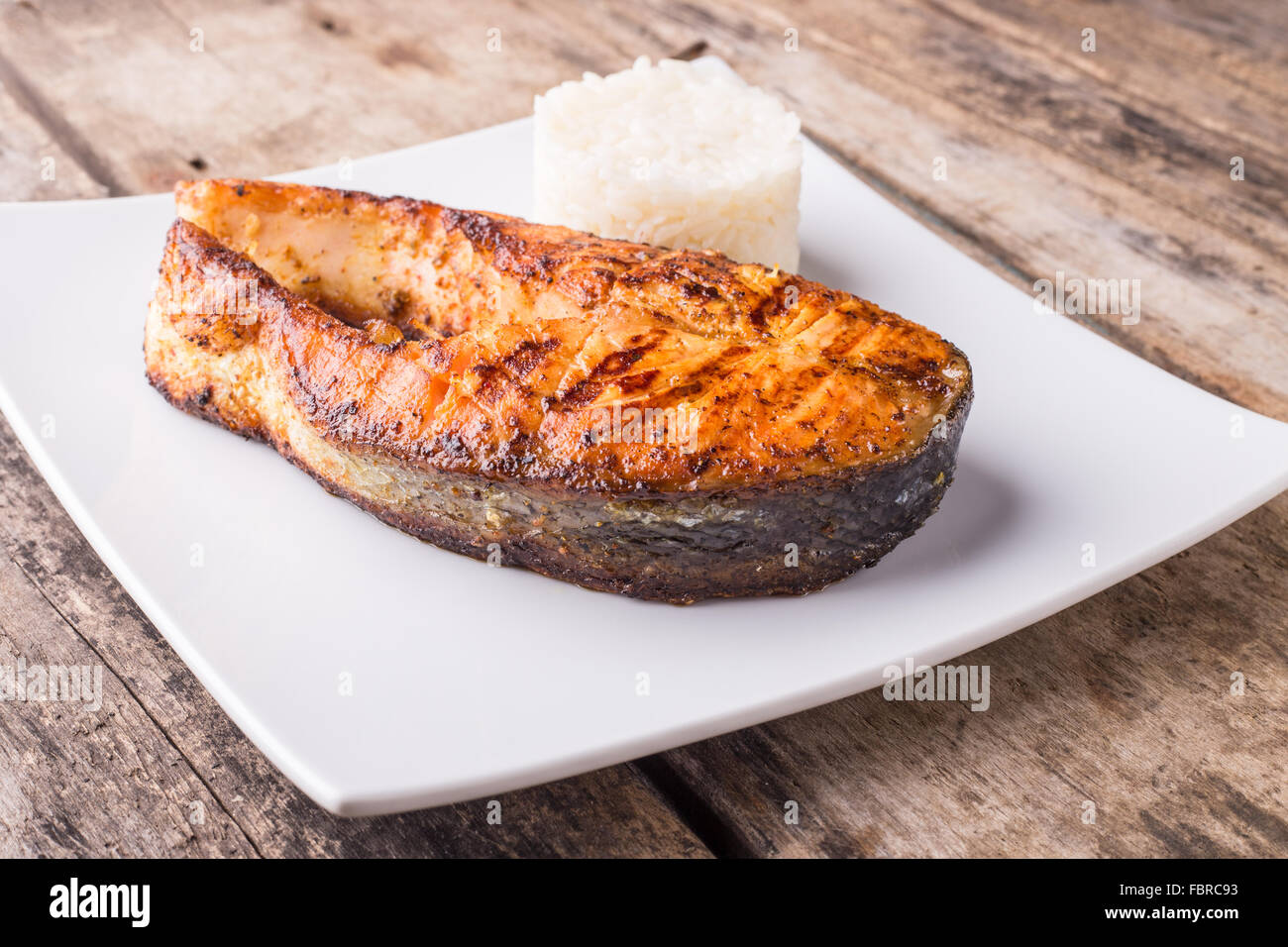 Arrosto di grigliare il salmone bistecca con riso su piastra bianca. Ristorante di pesce Sfondo menu Foto Stock