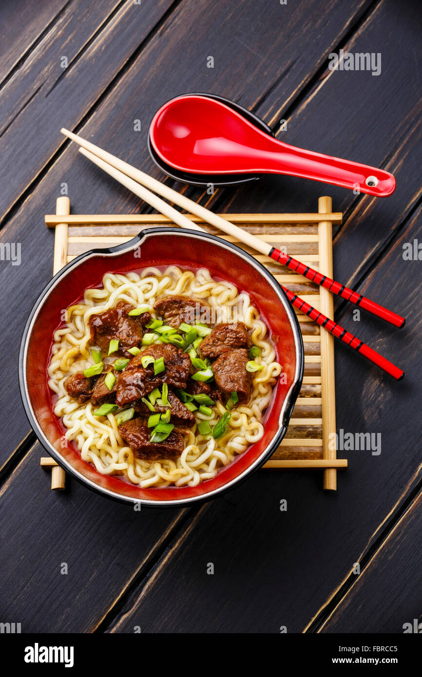 Miso Ramen Asian tagliatelle con carne di manzo sul legno scuro dello sfondo Foto Stock