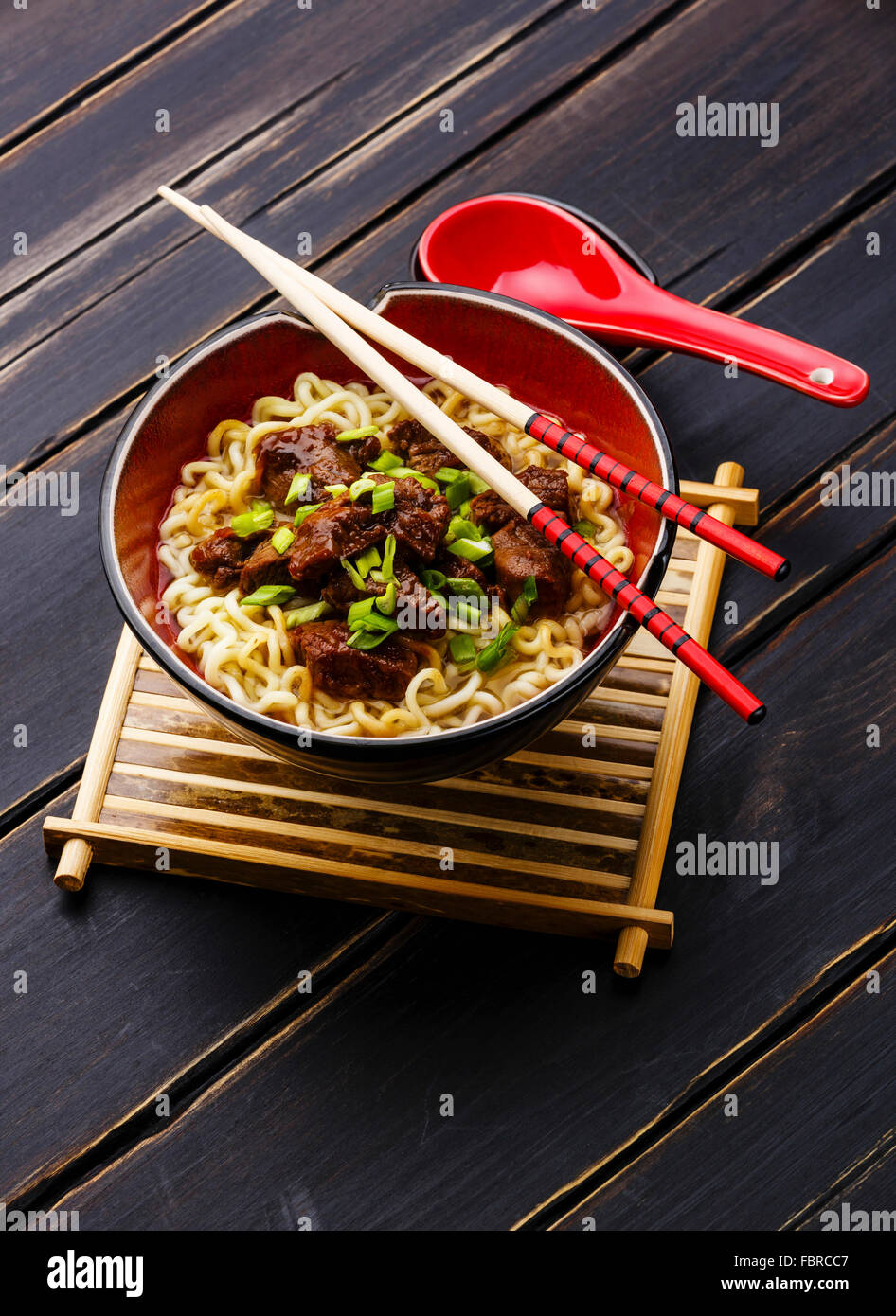 Miso Ramen Asian tagliatelle con carne di manzo sul legno scuro dello sfondo Foto Stock
