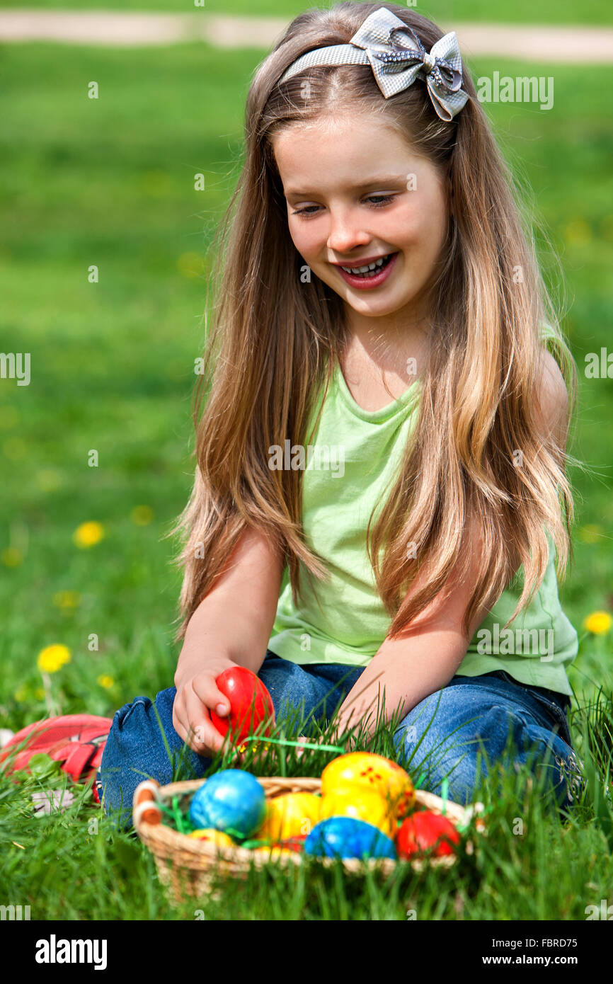 Bambino trovare uovo di pasqua all'aperto. Foto Stock