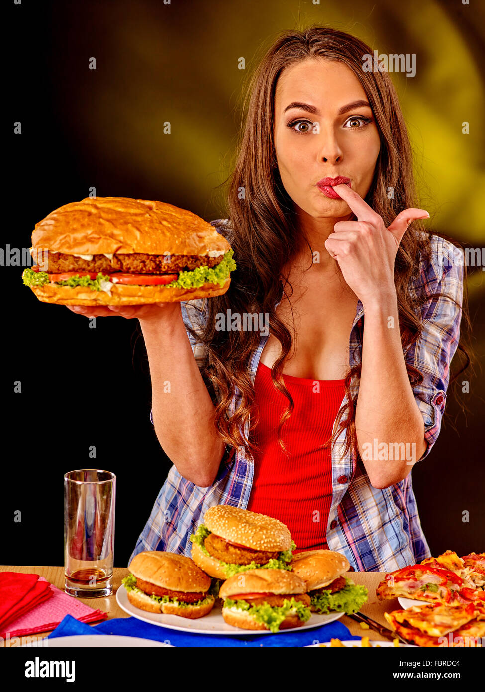Ragazza di mangiare grandi sandwich. Foto Stock