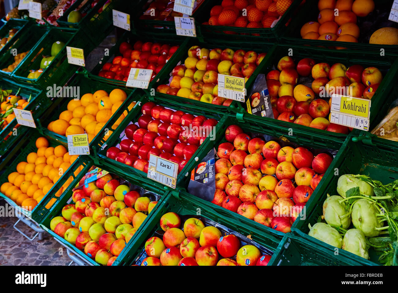 Fresca frutta organica presso il mercato aperto Foto Stock
