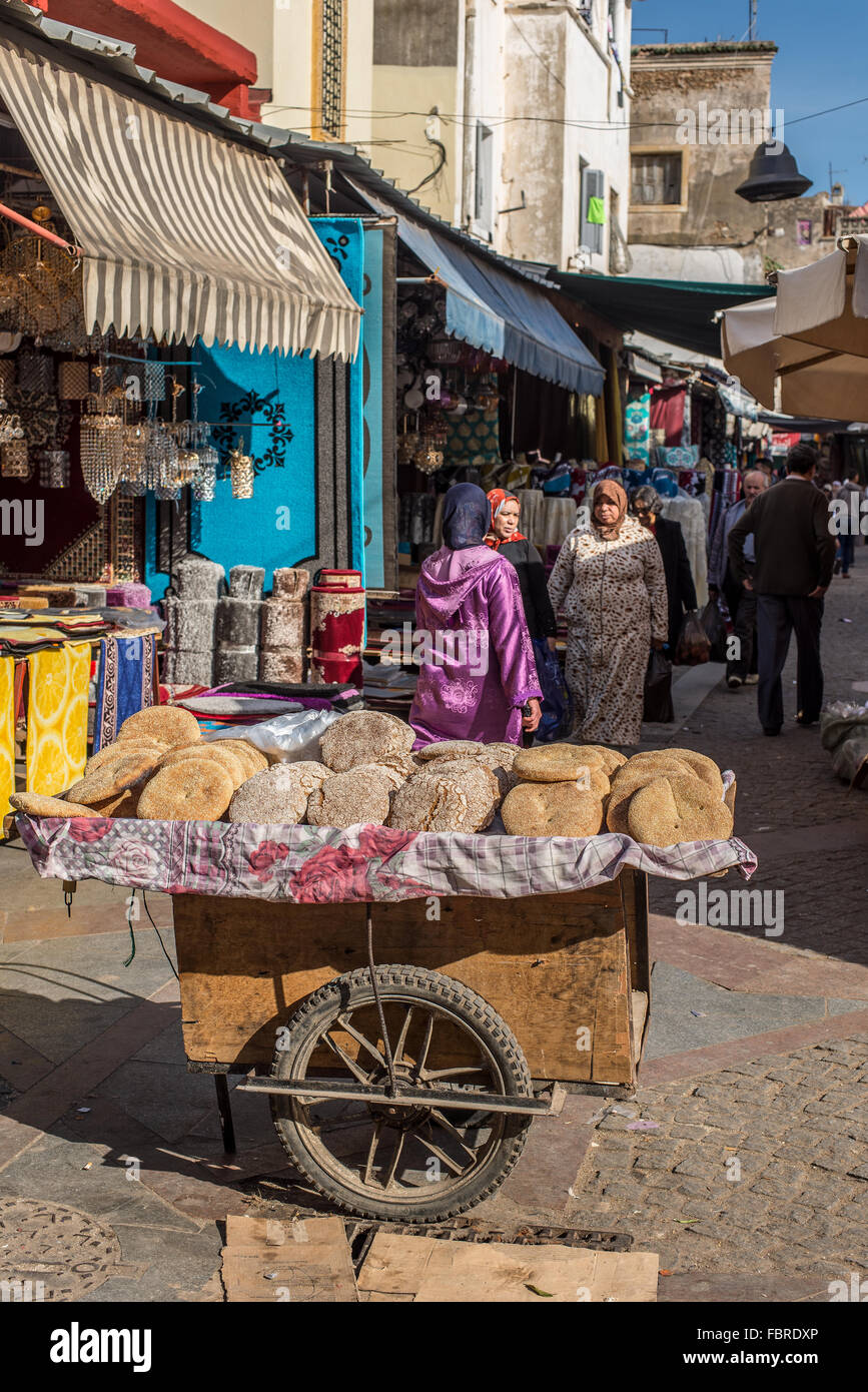 Fresca pane arabo (flatbread) in vendita in un tipico mercato di strada del Marocco. Foto Stock