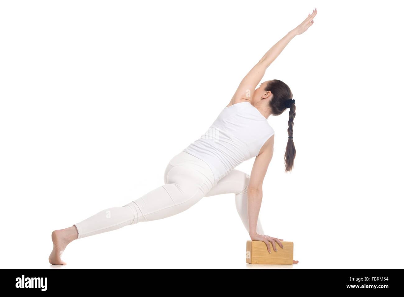 Sporty giovane e bella inizio yoga studentessa in bianco sportswear in piedi la semplice variazione di parivritta parsvakonasana Foto Stock