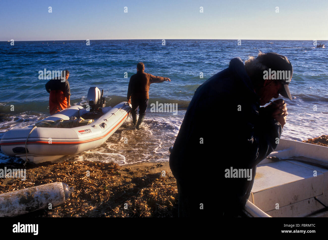 Agua Amarga beach. I pescatori. Cabo de Gata-Nijar parco naturale. Riserva della Biosfera, provincia di Almeria, Andalusia, Spagna Foto Stock