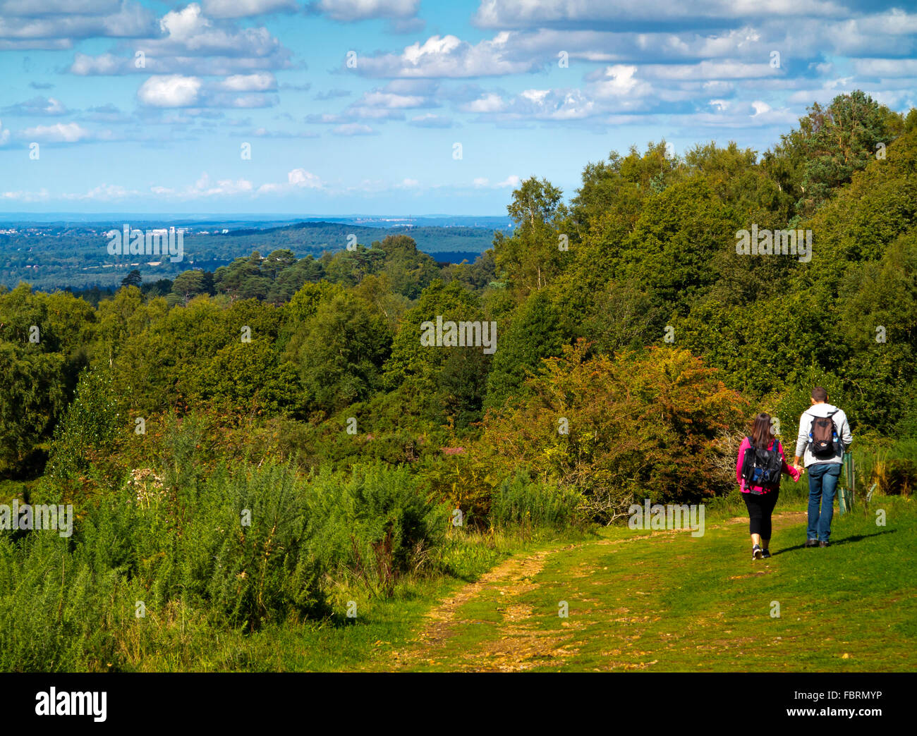 Giovane a piedi a Devil's Punch Bowl un grande anfiteatro naturale e la bellezza posto vicino a Hindhead Surrey in Inghilterra REGNO UNITO Foto Stock