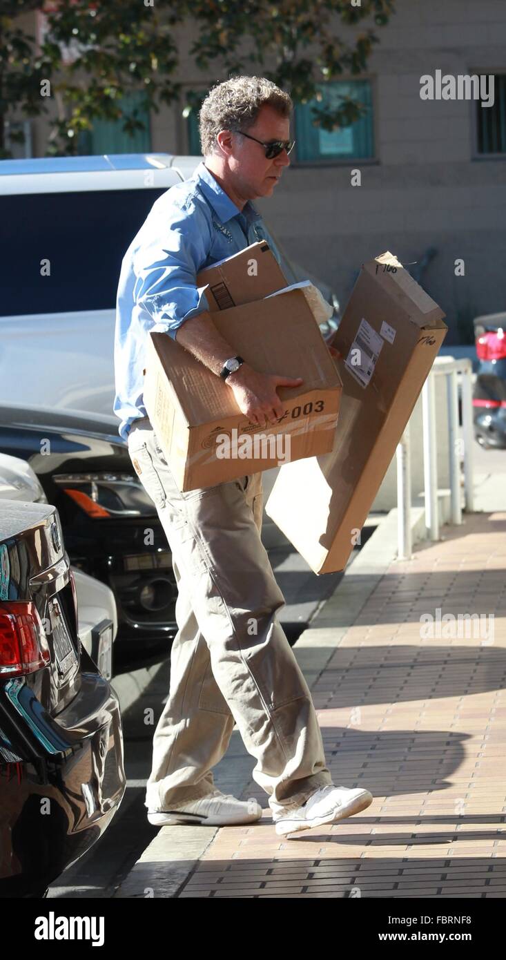 Will Ferrell scende alcuni pacchetti di Amazon presso il negozio UPS in Beverly Hills offre: Will Ferrell dove: Beverly Hills, in California, negli Stati Uniti quando: 18 Dic 2015 Foto Stock