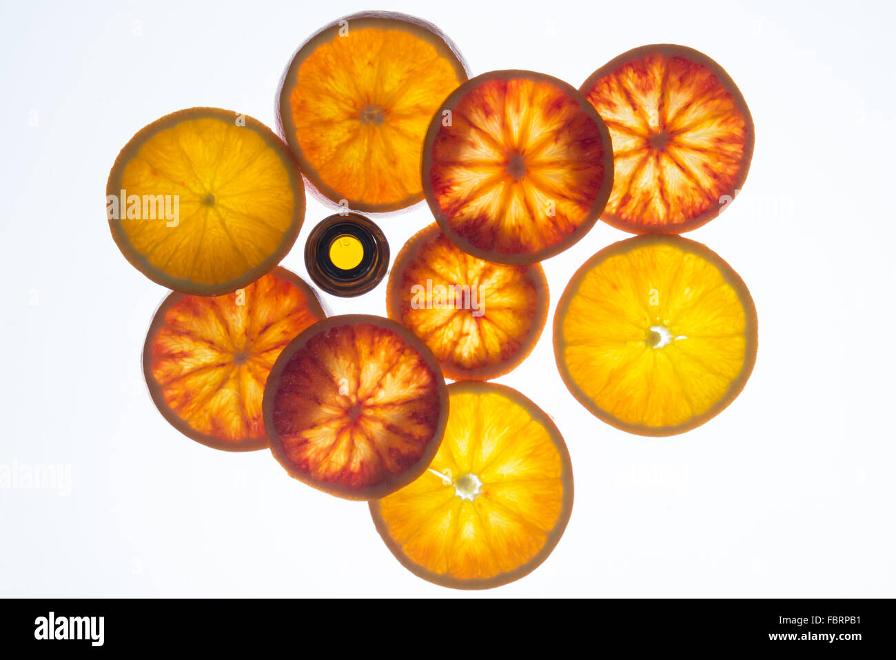 Olio Essenziale di Arancio con Ambra Flacone con sangue fresco fettine di arancia Foto Stock