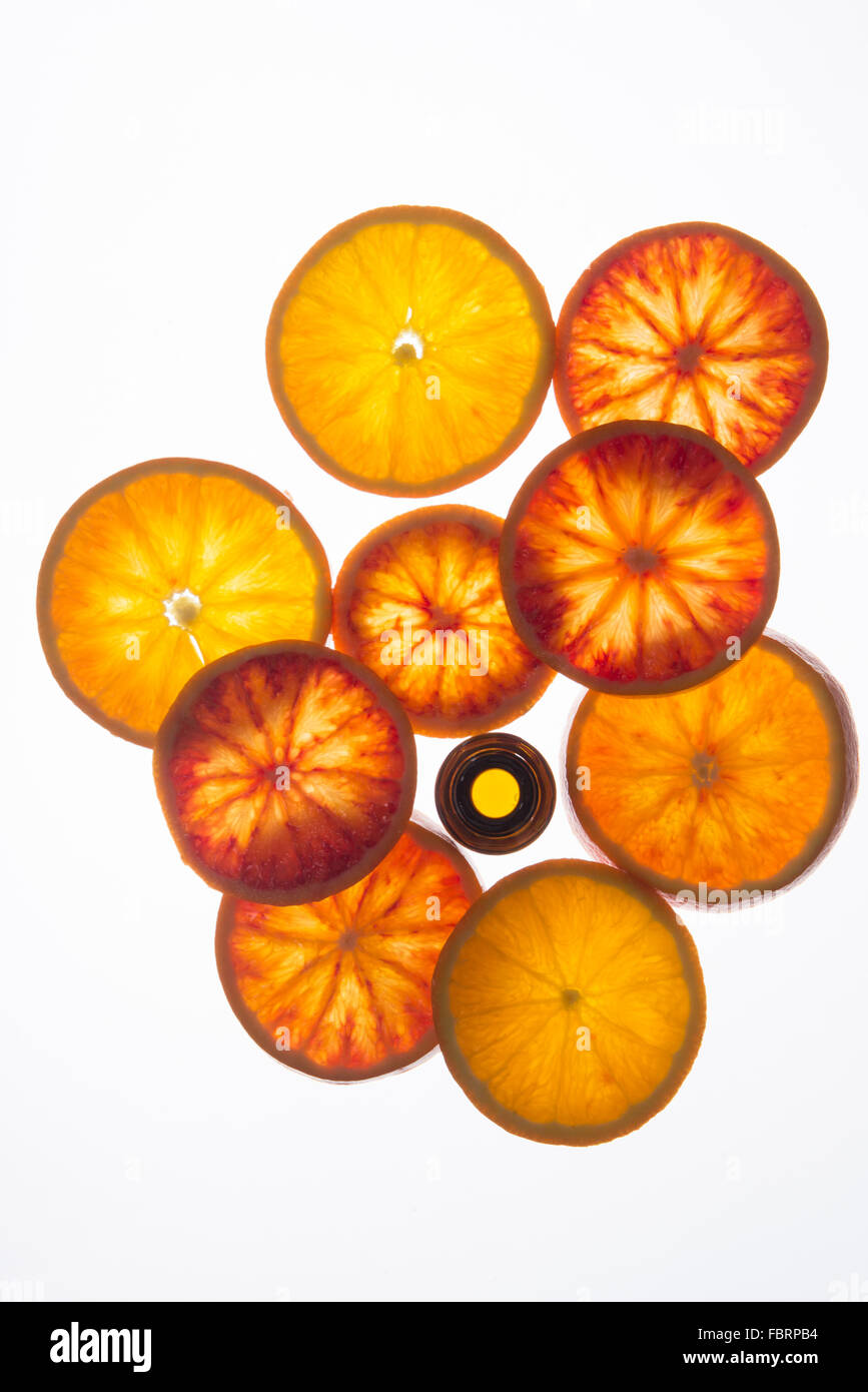 Olio Essenziale di Arancio con Ambra Flacone con sangue fresco fettine di arancia Foto Stock