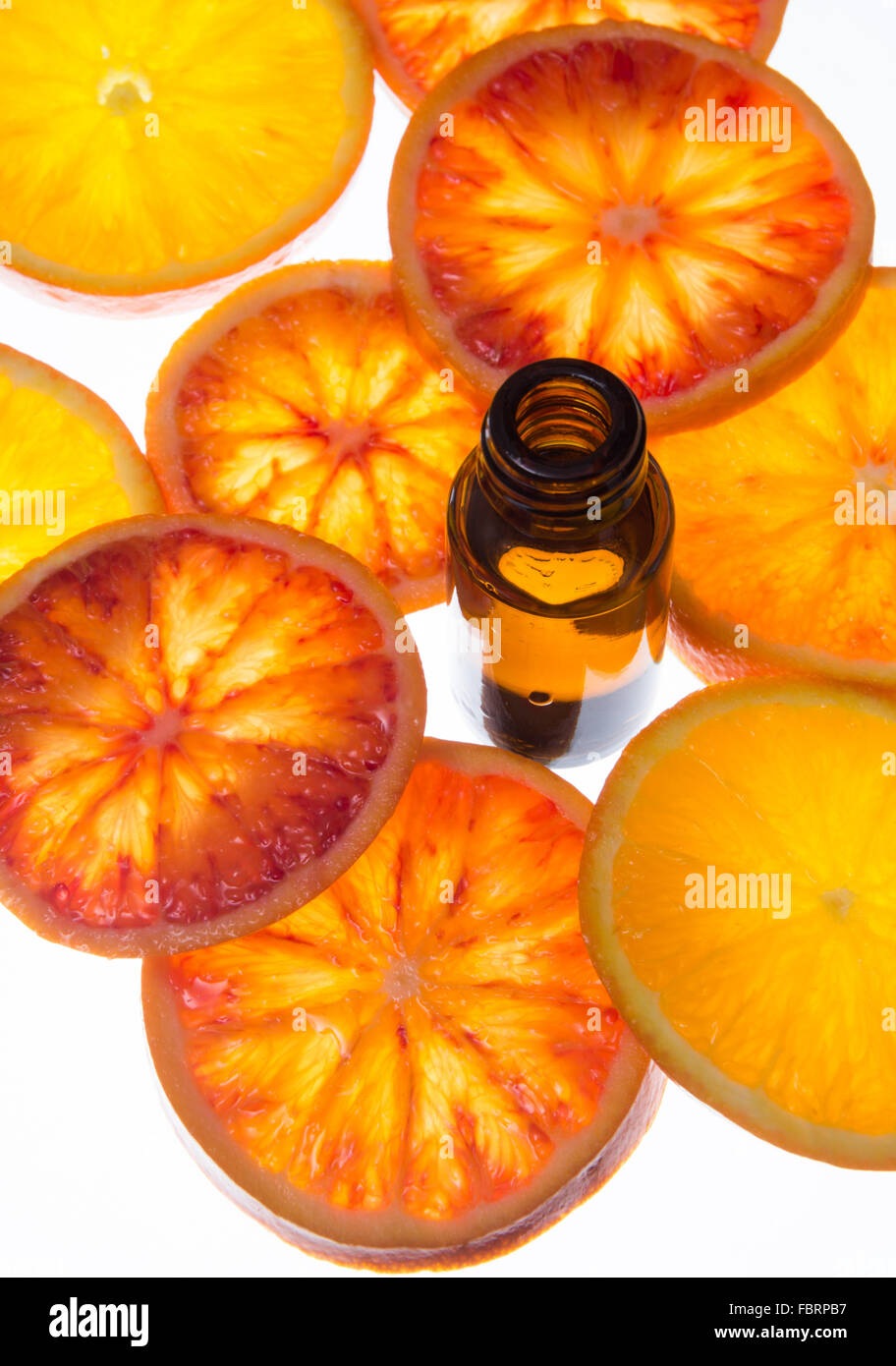 Olio Essenziale di Arancio con Ambra Flacone con sangue fresco fettine di arancia Foto Stock