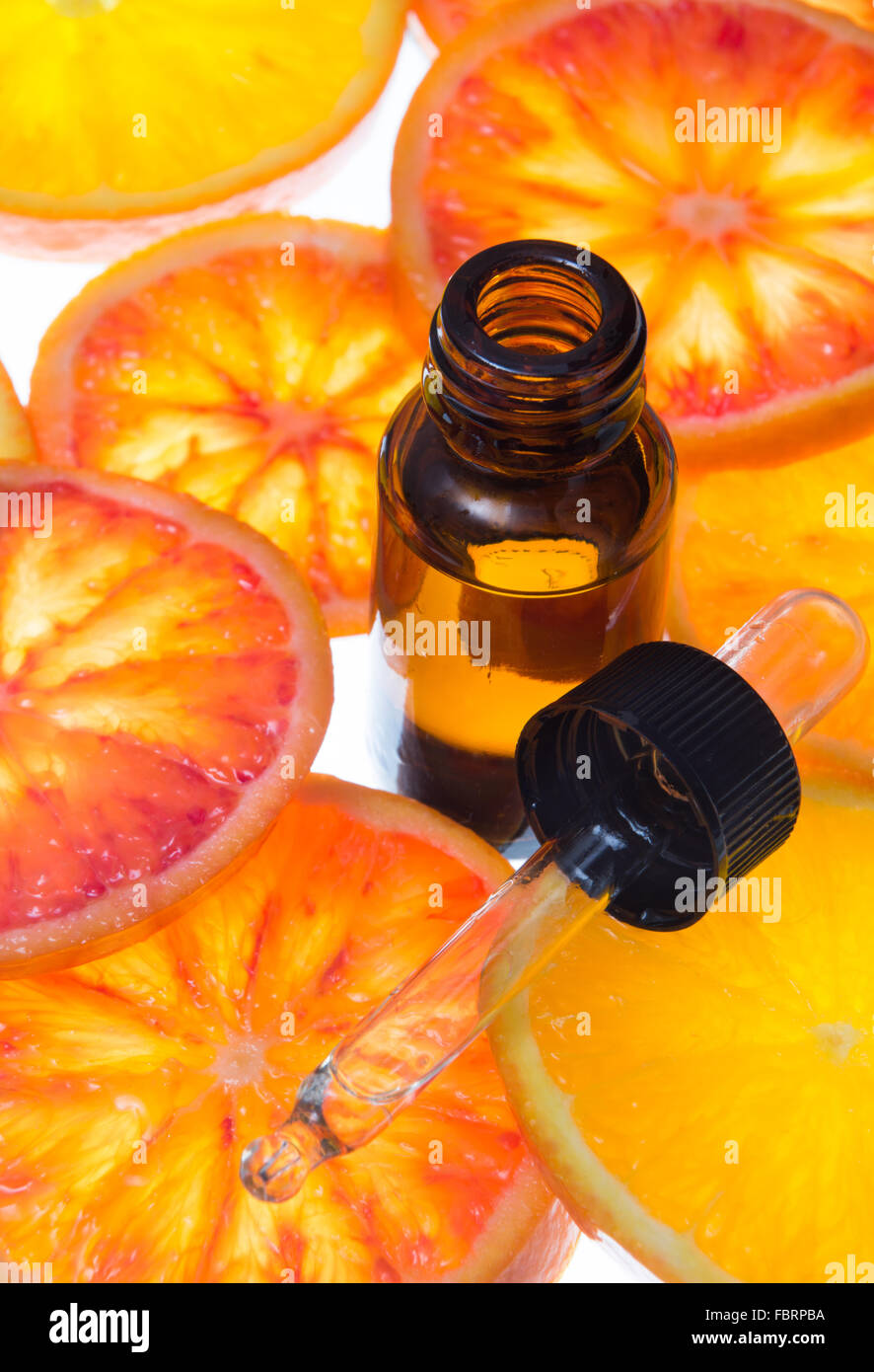 Olio Essenziale di Arancio con Ambra Flacone con sangue fresco fettine di arancia Foto Stock