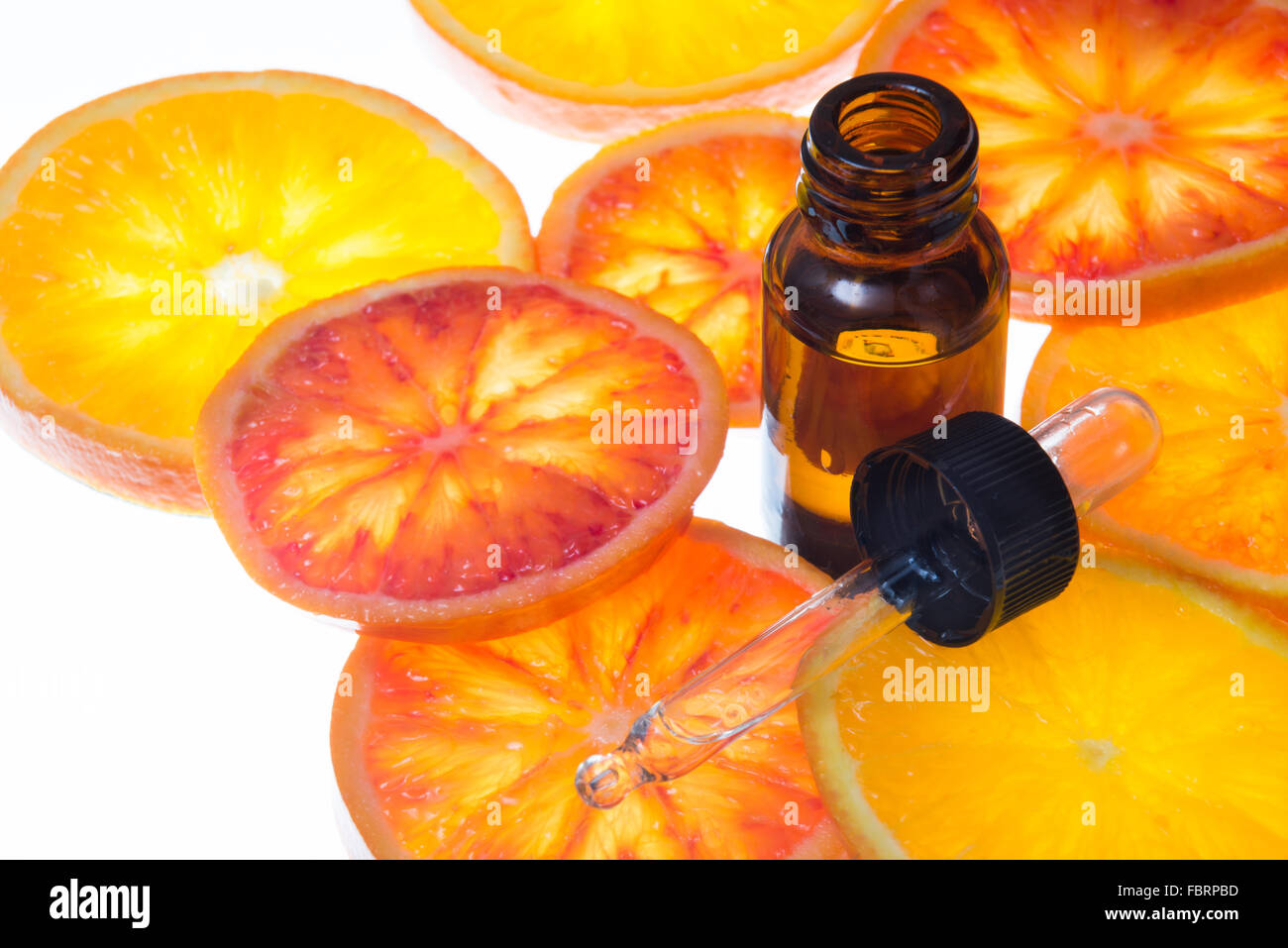 Olio Essenziale di Arancio con Ambra Flacone con sangue fresco fettine di arancia Foto Stock