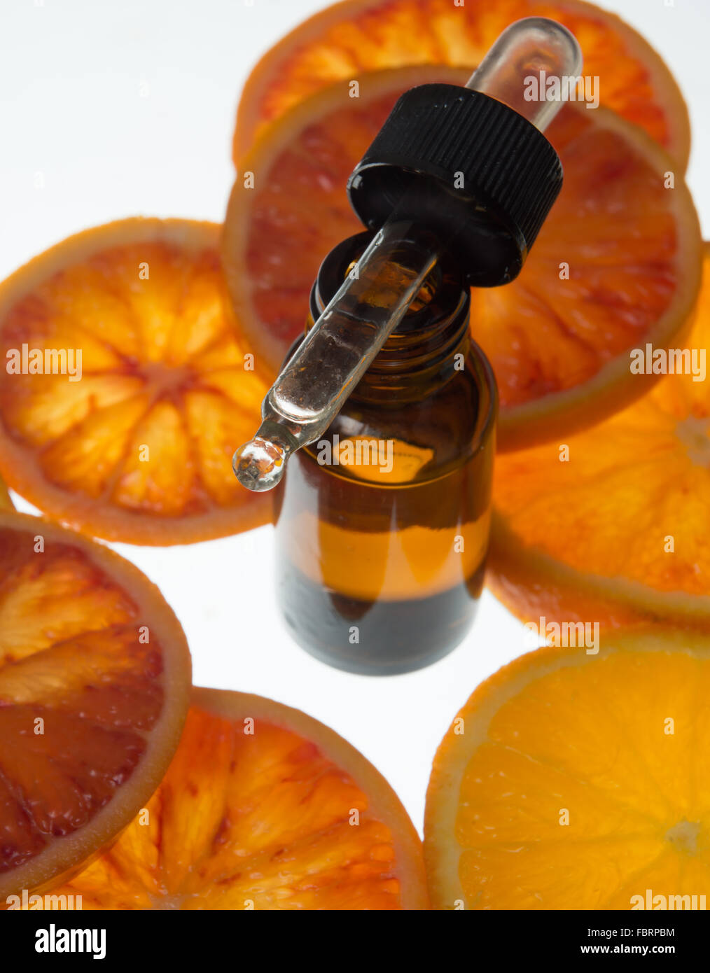 Olio Essenziale di Arancio con Ambra Flacone con sangue fresco fettine di arancia Foto Stock