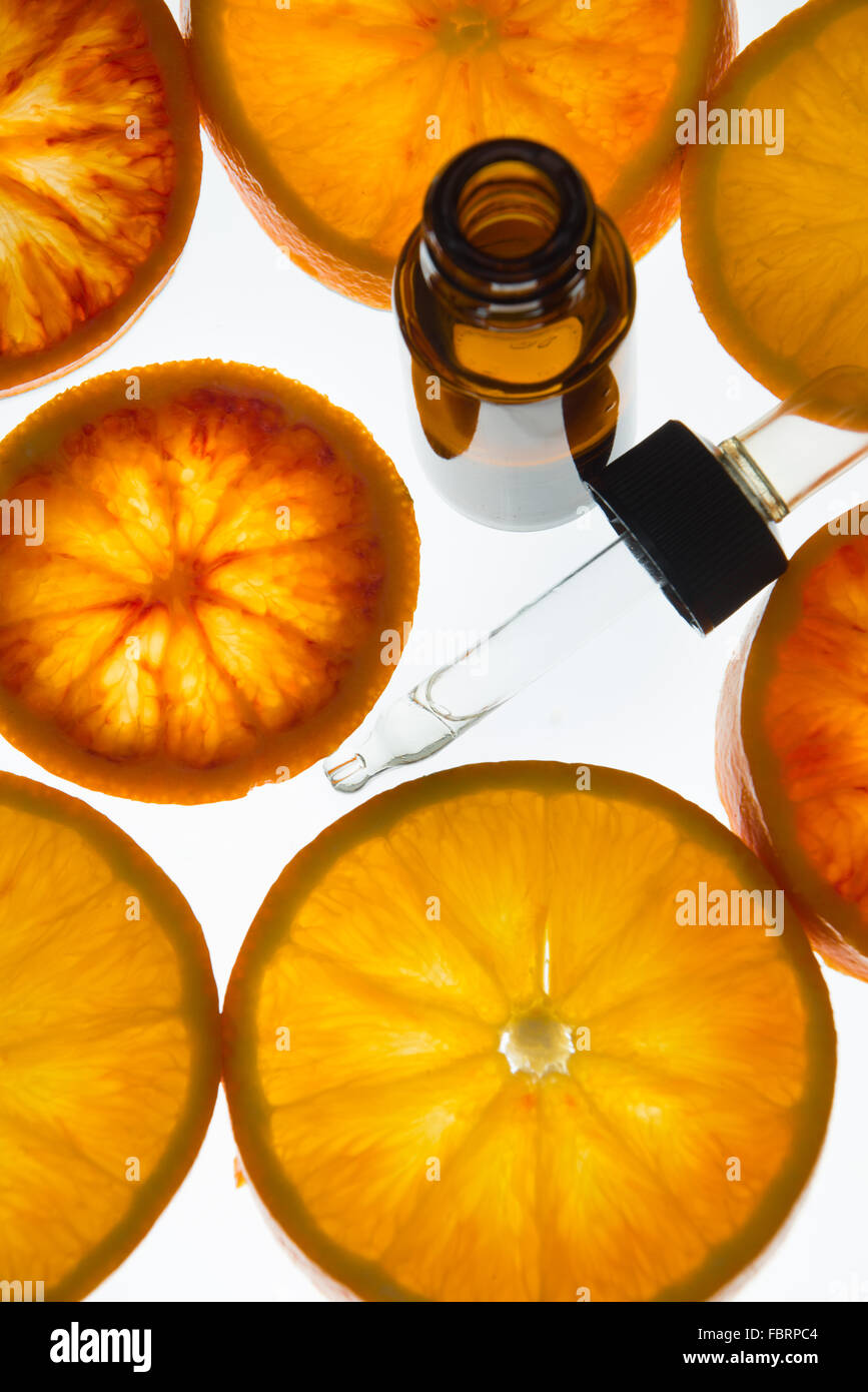 Olio Essenziale di Arancio con Ambra Flacone con sangue fresco fettine di arancia Foto Stock