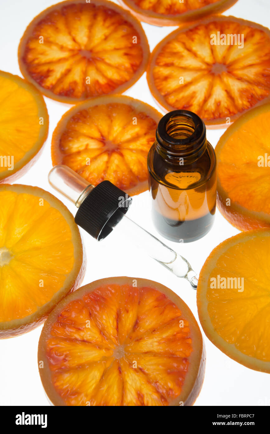 Olio Essenziale di Arancio con Ambra Flacone con sangue fresco fettine di arancia Foto Stock