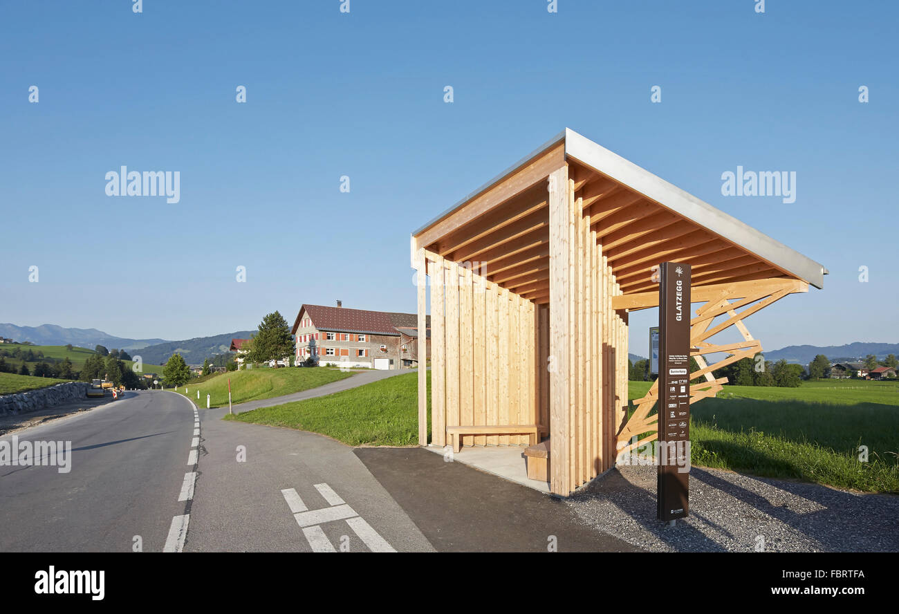 Shelter in giustapposizione con alloggiamento in volgare. Fermata bus Glatzegg da W Amateur Architecture Studio, Glatzegg, Austria. Architetto Foto Stock