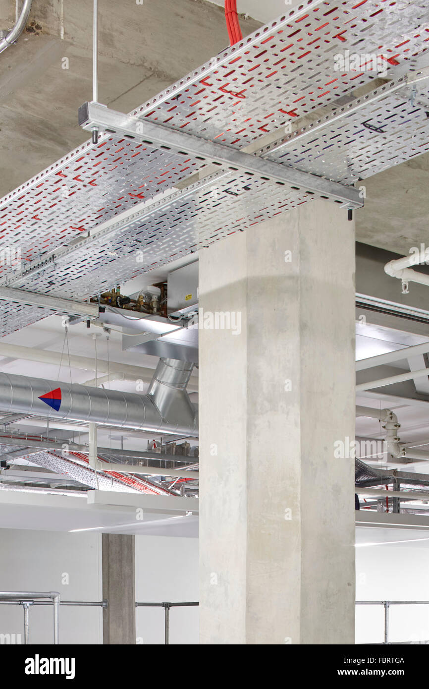 Particolare del soffitto esposta. L'edificio Alphabeta, Londra, Regno Unito. Architetto: RODANO, 2015. Foto Stock
