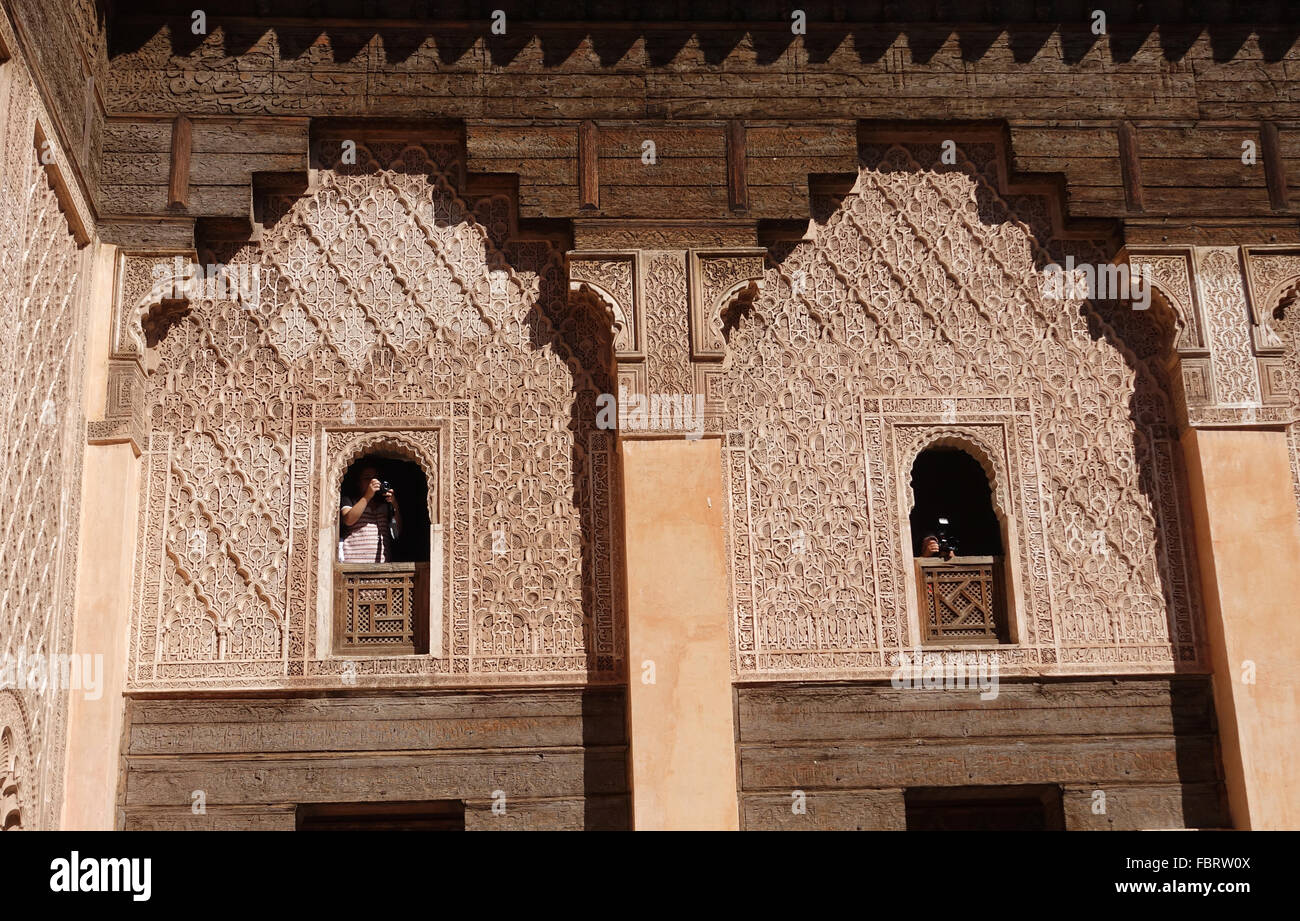 Marrakech, Marocco. 07 Nov, 2015. I turisti scattare foto attraverso le finestre del Ben Youssef Madrasa nella vecchia città di Marrakech, Marocco, 07 novembre 2015. Ha usato per essere un collegio islamica del Maghreb. Foto: Jens Kalaene - nessun filo SERVICE -/dpa/Alamy Live News Foto Stock