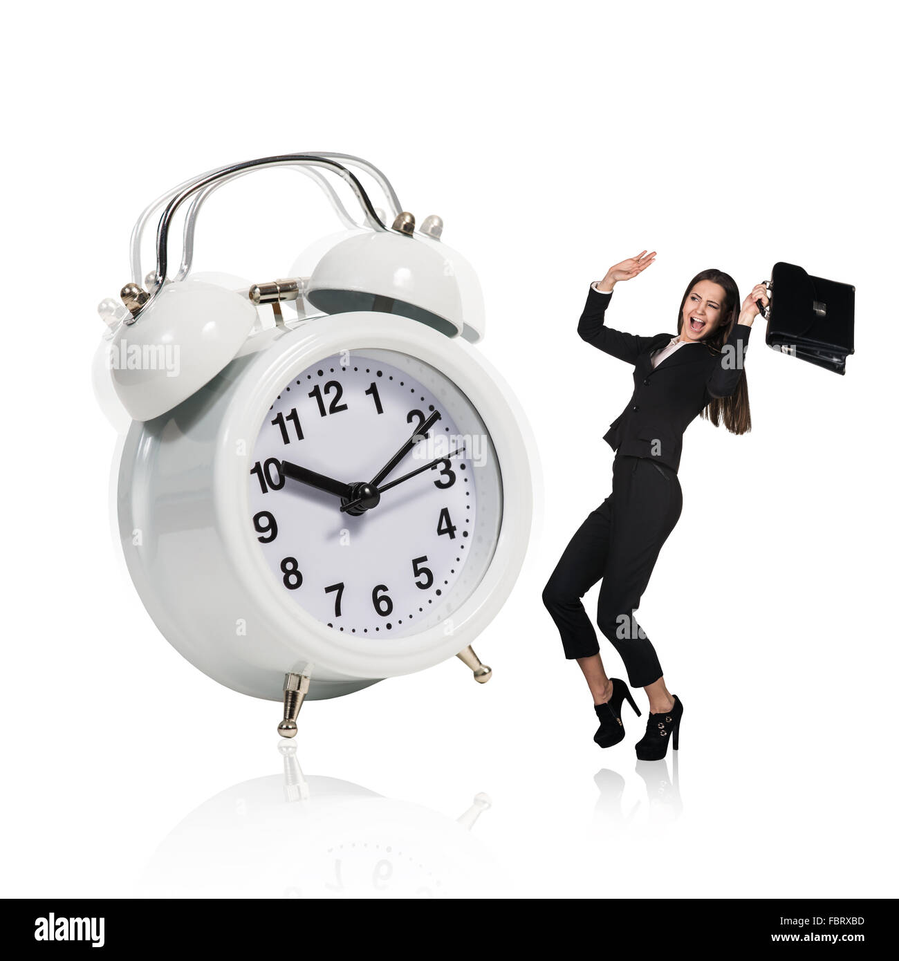 Business donna stare vicino al grande orologio sveglia Foto Stock