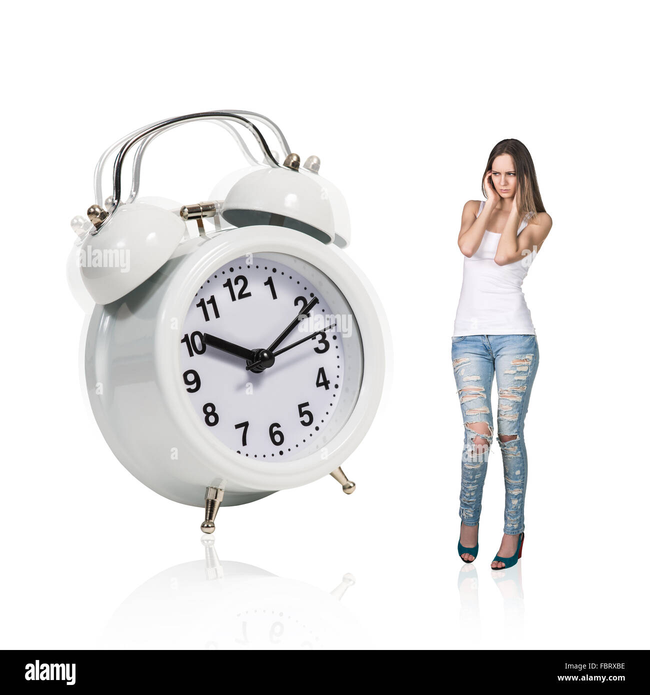 Business donna stare vicino al grande orologio sveglia Foto Stock