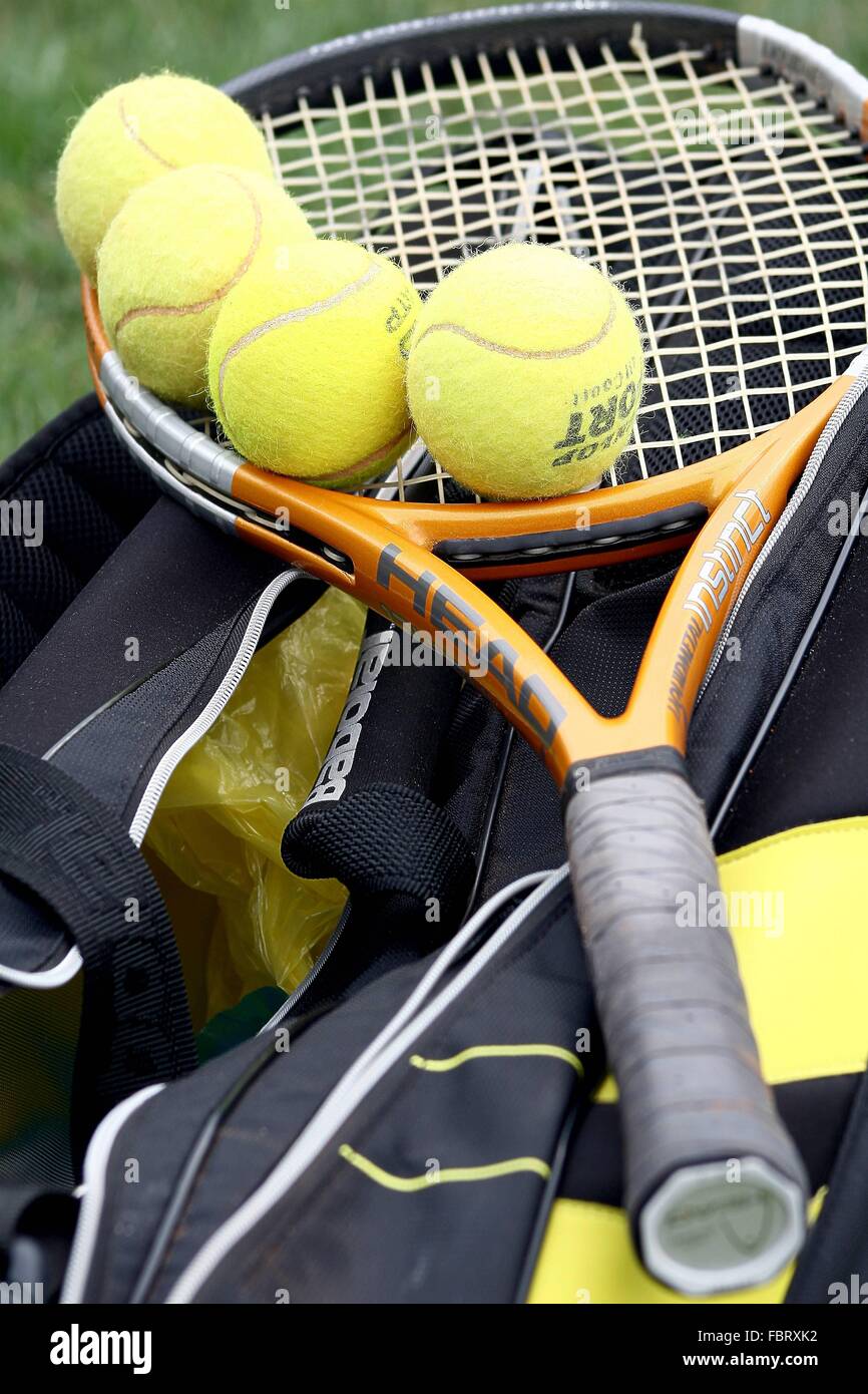 Tennisschlaeger mit gelben Tennisbaellen liegt auf einer Sporttasche | palle da tennis con racchette Foto Stock