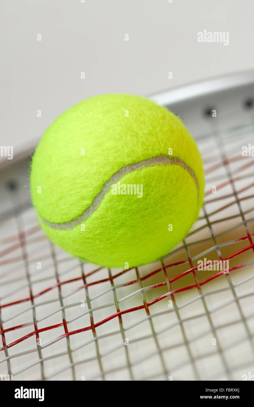 Palla da tennis sulle BAT, racchetta da tennis, racchette e palline tennis sport e un pezzo di equipaggiamento sportivo Foto Stock