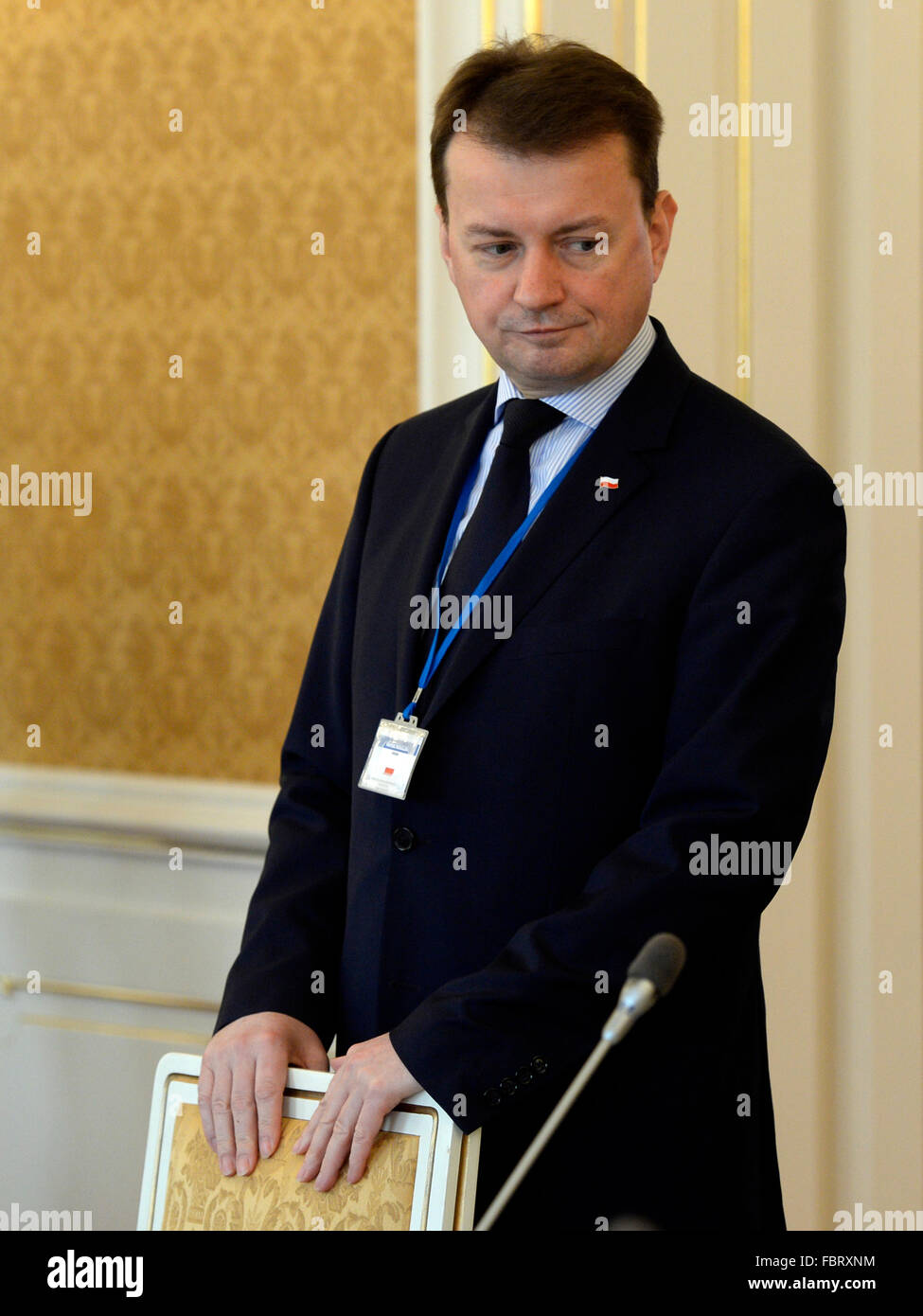 Praga, Repubblica Ceca. Xix gen, 2016. I ministri degli interni del gruppo di Visegrad (V4) paesi di affrontare crisi migranti, la situazione della sicurezza, lotta contro il terrorismo, in Praga Repubblica Ceca, Martedì, 19 gennaio 2016. Rappresentanti di Macedonia e Serbia e alla Slovenia di partecipare come bene. La cooperazione e la protezione alle frontiere nei paesi dei Balcani occidentali ad essere discusso. Nella foto il polacco il Ministro degli Interni Mariusz Blaszczak. © Michal Krumphanzl/CTK foto/Alamy Live News Foto Stock