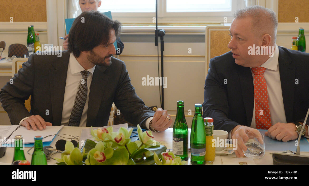 Praga, Repubblica Ceca. Xix gen, 2016. I ministri degli interni del gruppo di Visegrad (V4) paesi di affrontare crisi migranti, la situazione della sicurezza, lotta contro il terrorismo, in Praga Repubblica Ceca, Martedì, 19 gennaio 2016. Rappresentanti di Macedonia e Serbia e alla Slovenia di partecipare come bene. La cooperazione e la protezione alle frontiere nei paesi dei Balcani occidentali ad essere discusso. Nella foto slovacca Ministro degli Interni Robert Kalinak, sinistra, chat con il suo omologo ceco Chovanec Milano. © Michal Krumphanzl/CTK foto/Alamy Live News Foto Stock