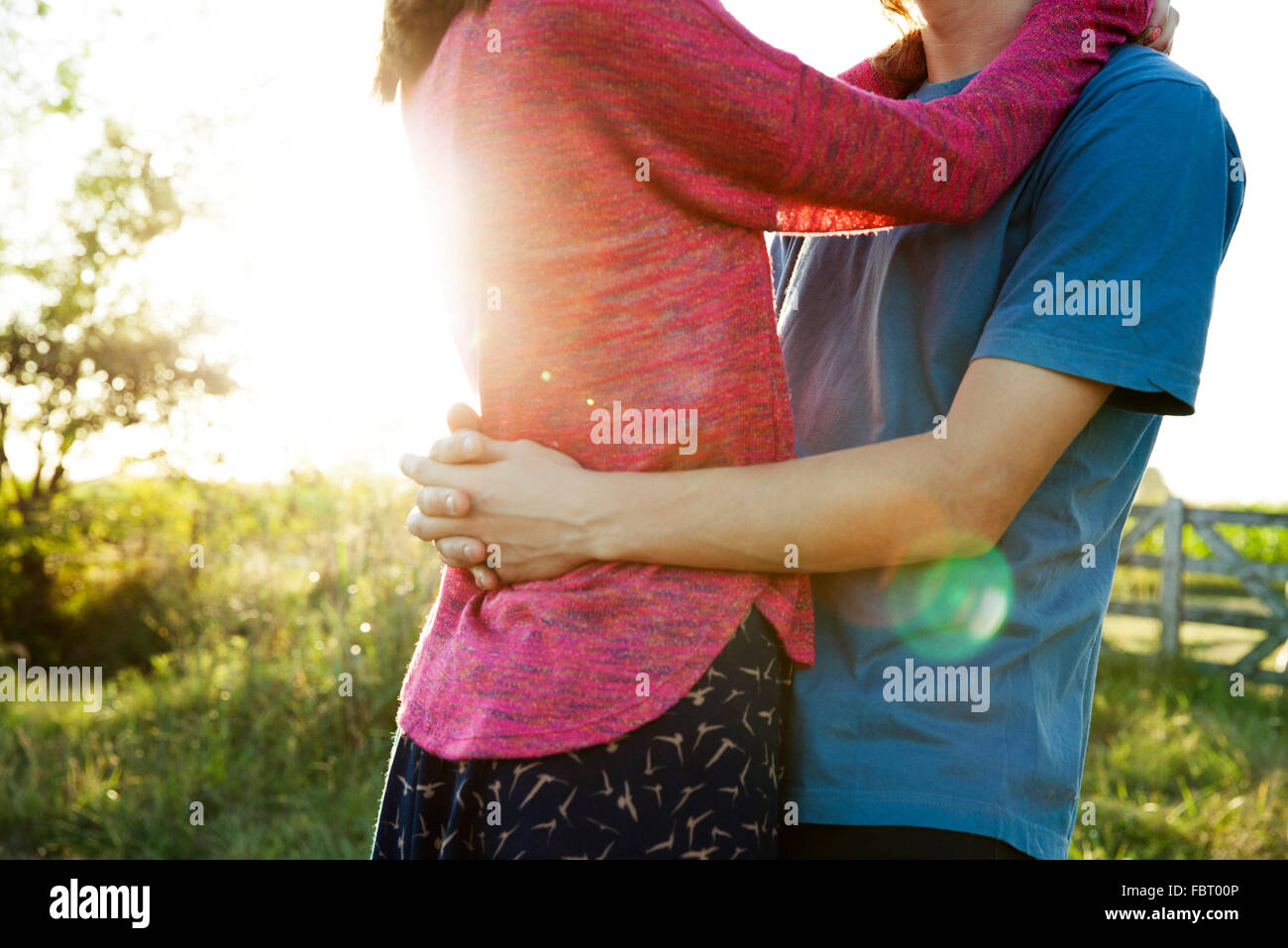 Giovane abbracciando Foto Stock