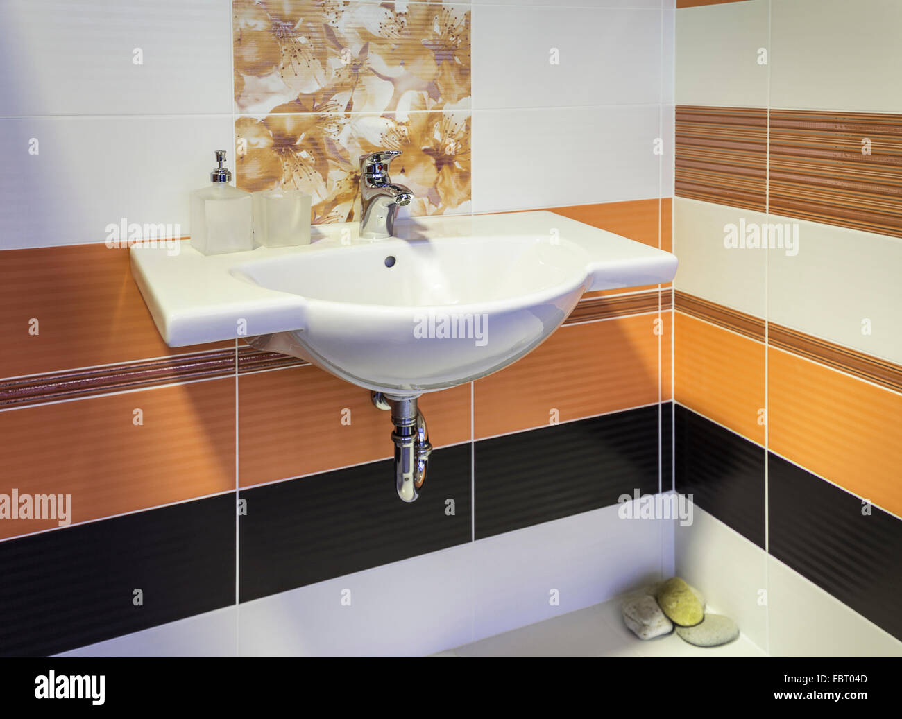Dettaglio della bella ed elegante bagno con motivo floreale in colori arancione Foto Stock
