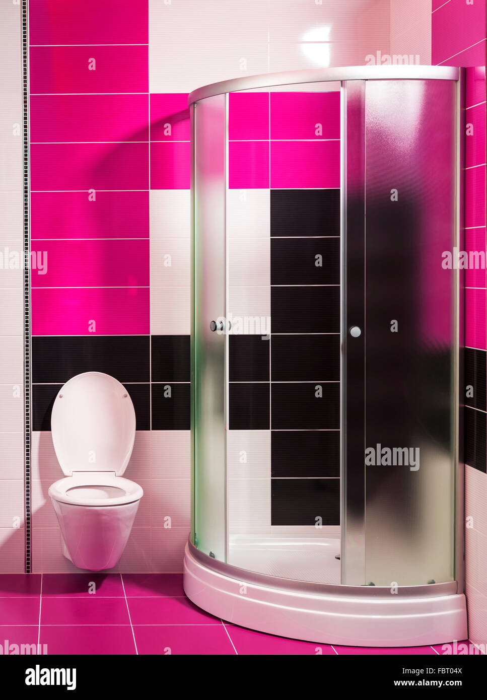 Bagno moderno con doccia e le piastrelle Elegante in rosa e bianco Foto Stock