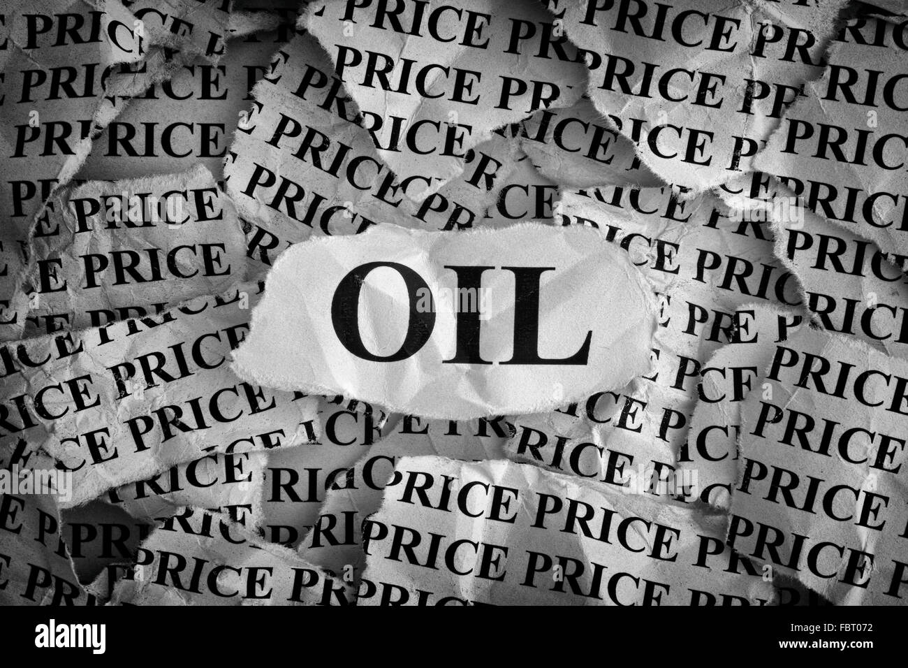 La caduta dei prezzi del petrolio. Pezzi di carta strappati con la parola olio. Concetto di immagine. In bianco e nero. Primo piano. Foto Stock
