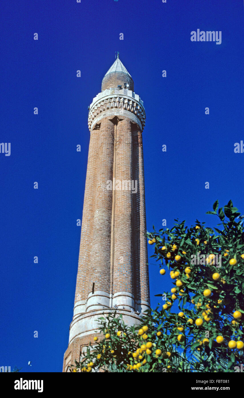 Il Minareto scanalato moschea aka. Alaaddin, Yivilminare, minare o moschea Ulu (1230-1373).una moschea di Seljuk e Limone, Antalya, Turchia Foto Stock