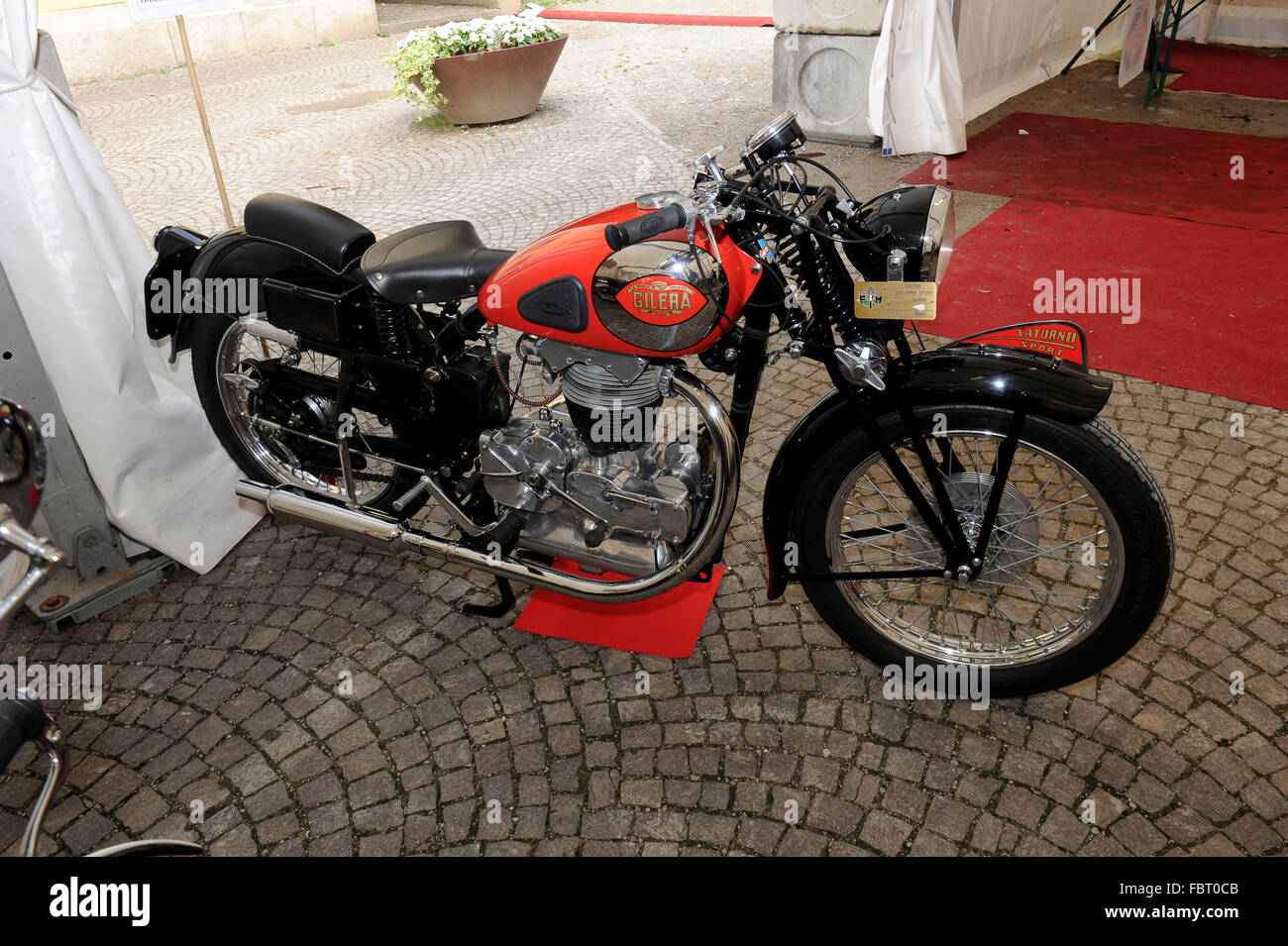 Arcore - Esposizione di modelli storici della fabbrica biciclette Gilera.  Saturno modello 500 Sport 1952 Foto stock - Alamy
