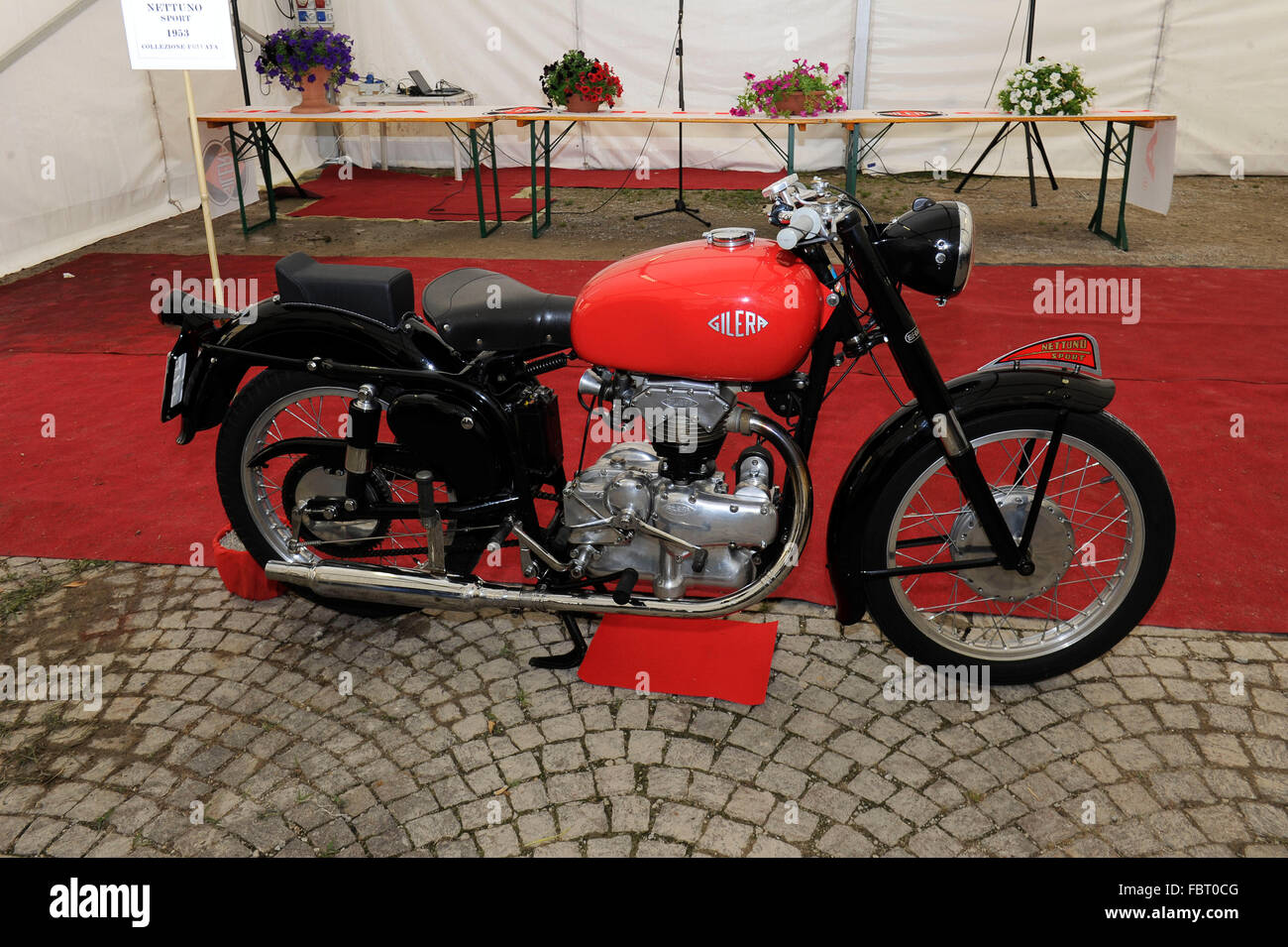 Arcore - Esposizione di modelli storici della fabbrica biciclette Gilera.  Modello 250 sport Nettuno 1953 Foto stock - Alamy