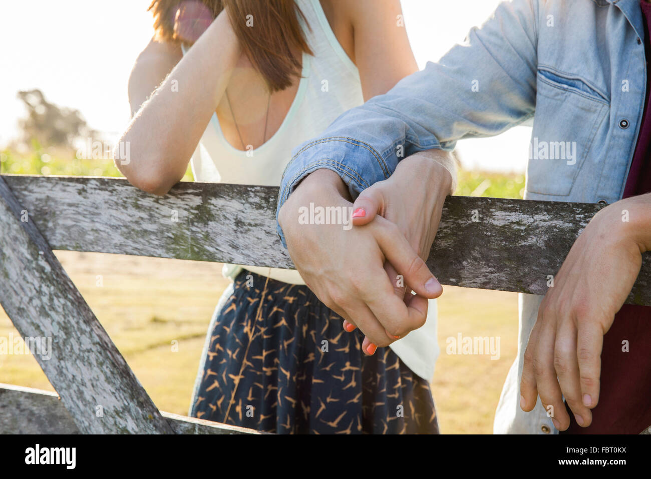 Coppia giovane Holding Hands, close-up Foto Stock