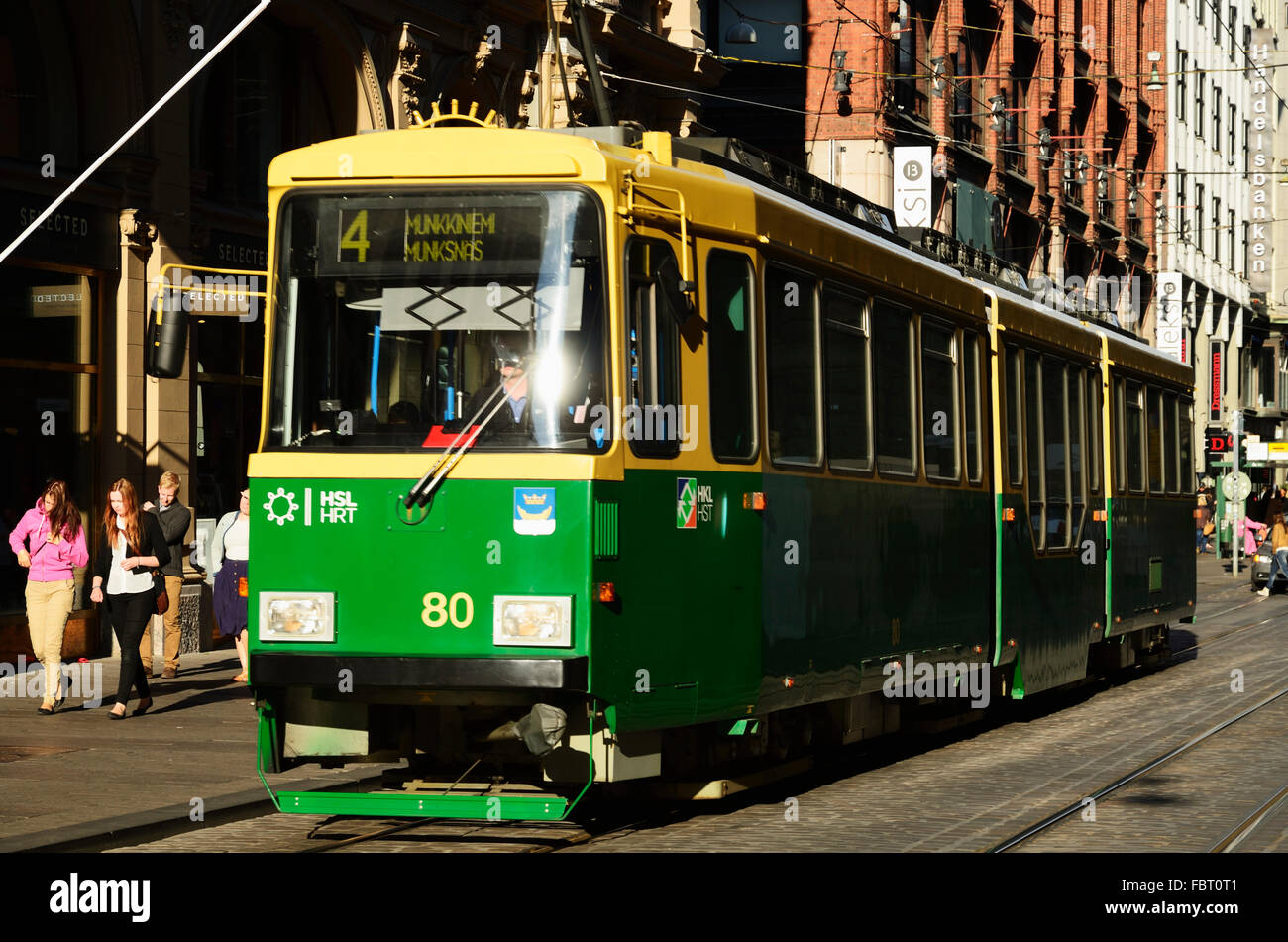 Il tram in strada Aleksanterinkatu. Helsinki, Finlandia. Foto Stock