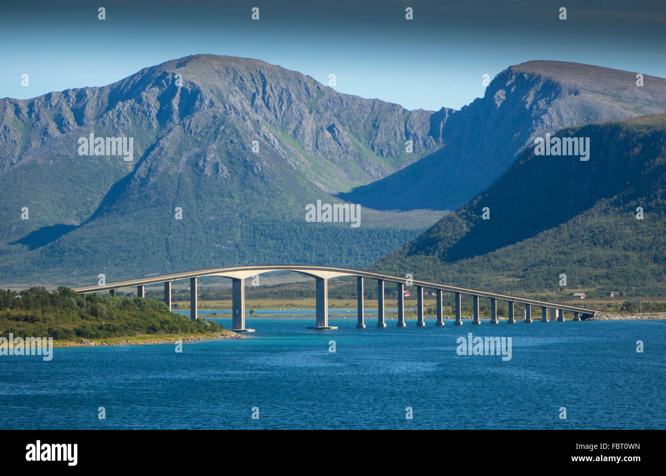 Ponte Risøysundet tra Andøy e Hinnøya, Isole Lofoten in Norvegia Foto Stock