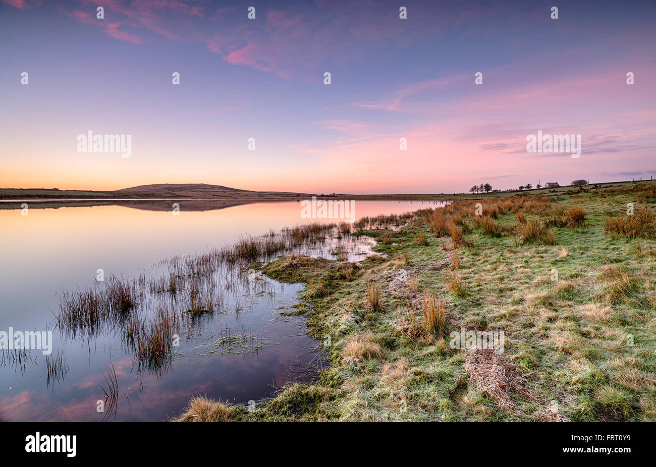 Bellissima alba su Dozmary Pool un misterioso lago immerso nella leggenda arturiana Bolventor vicino a Bodmin Moor in Cornovaglia Foto Stock