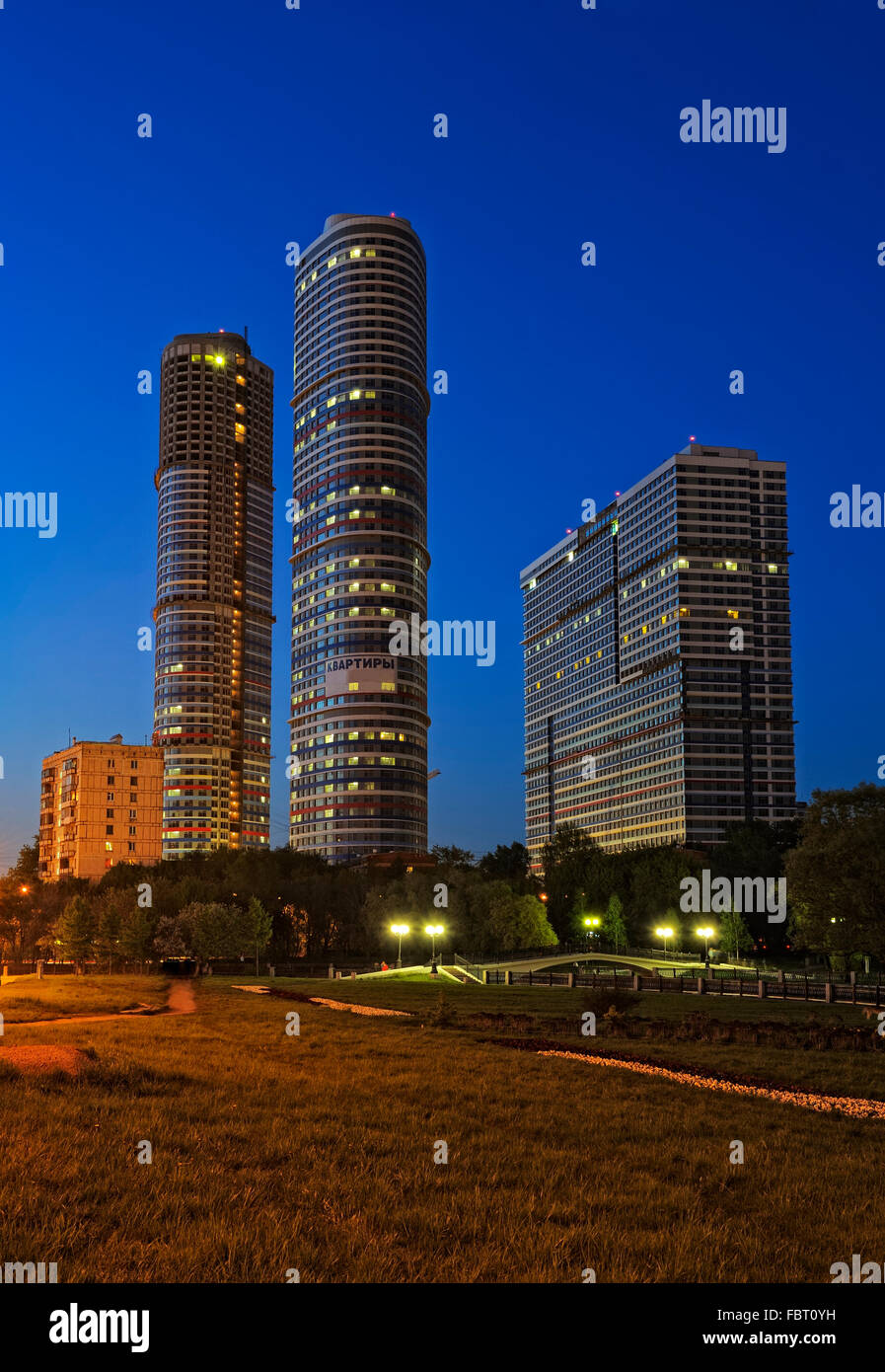 Mosca, Vista notte tricolore residenziale complesso è costituito da tre torri con altezza di da 124 a 194 m Foto Stock