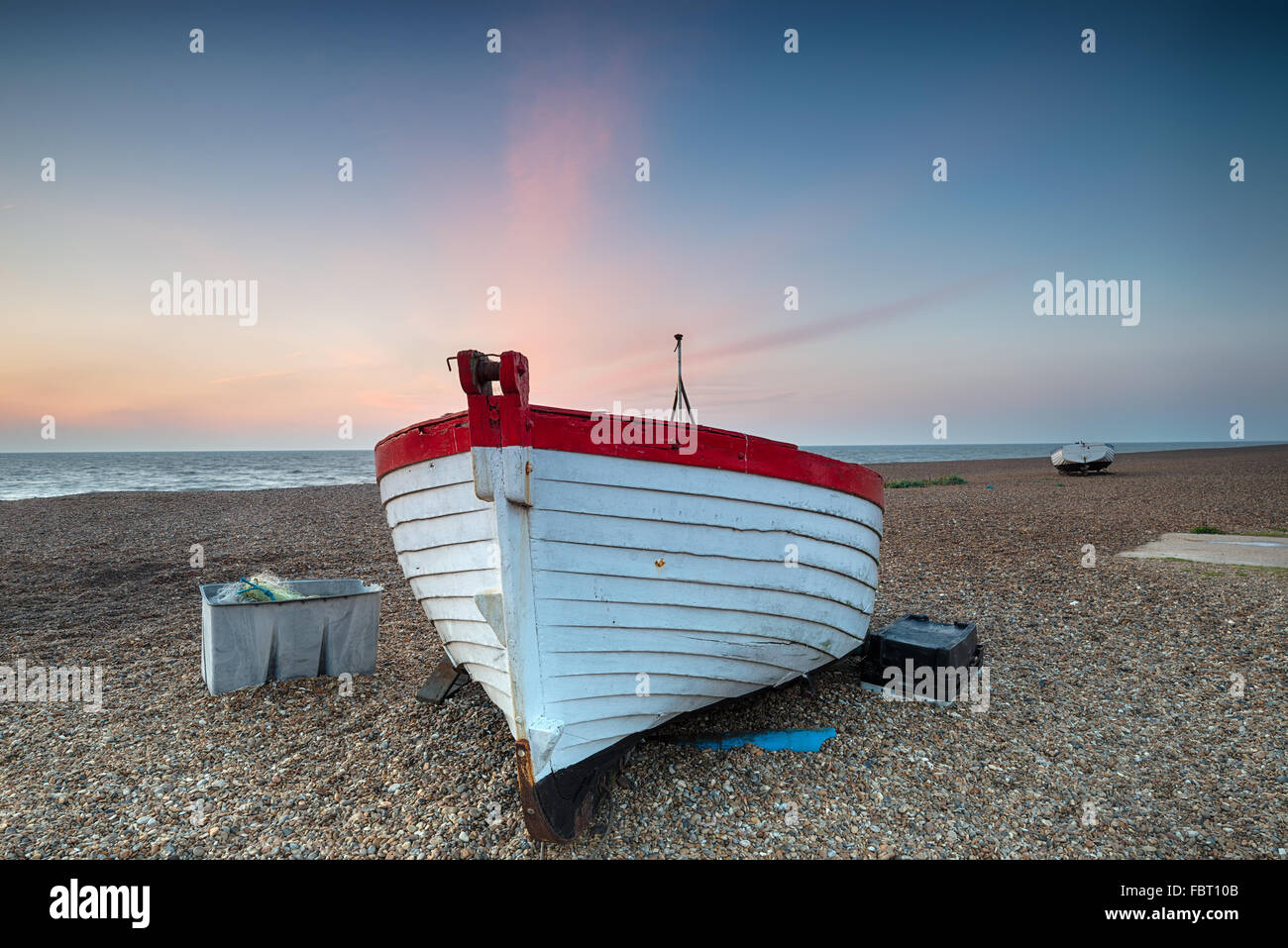 Barche da pesca su una spiaggia di ciottoli a Aldeburgh sulla costa di Suffolk Foto Stock