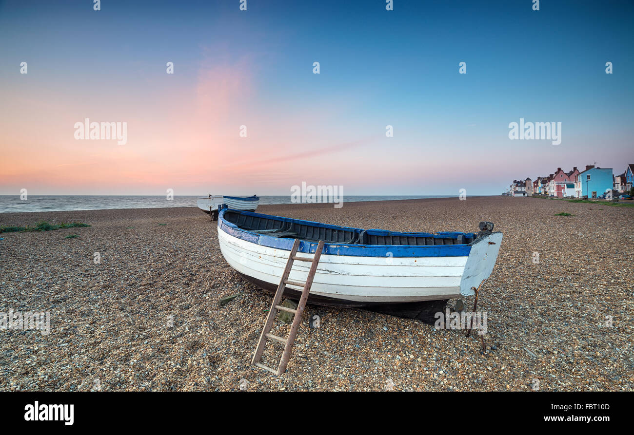 Sunrise a Aldeburgh, un grazioso villaggio di pescatori sulla costa di Suffolk Foto Stock