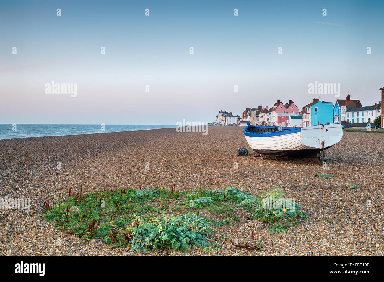 La spiaggia di ciottoli e graziosa cittadina balneare di Aldeburgh sulla costa di Suffolk Foto Stock