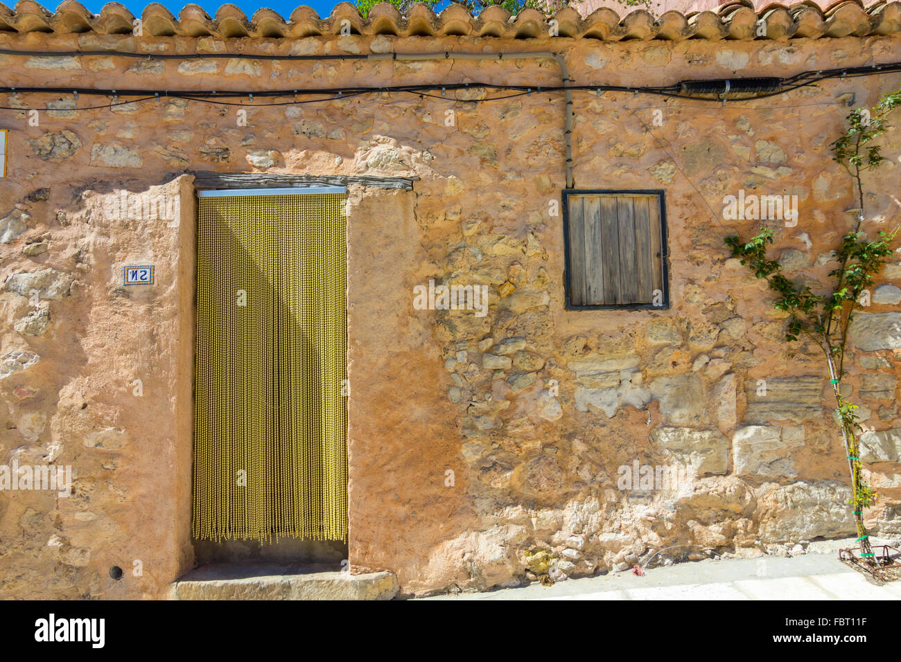 Drappeggiata portale e finestre in facciata vecchia Foto Stock