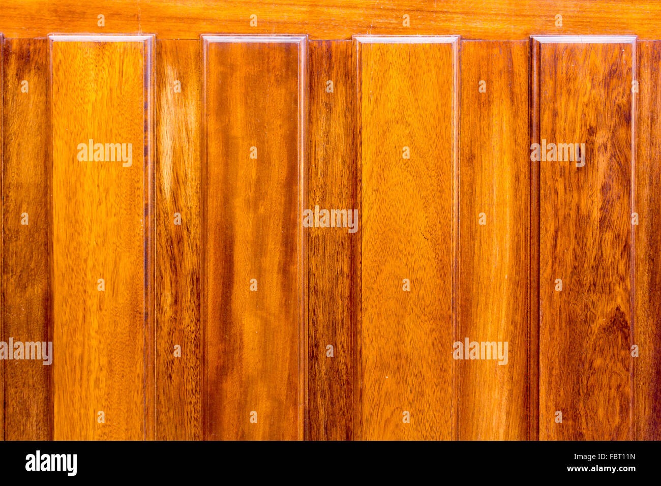 Sfondo verniciato con tavoli in legno Foto Stock