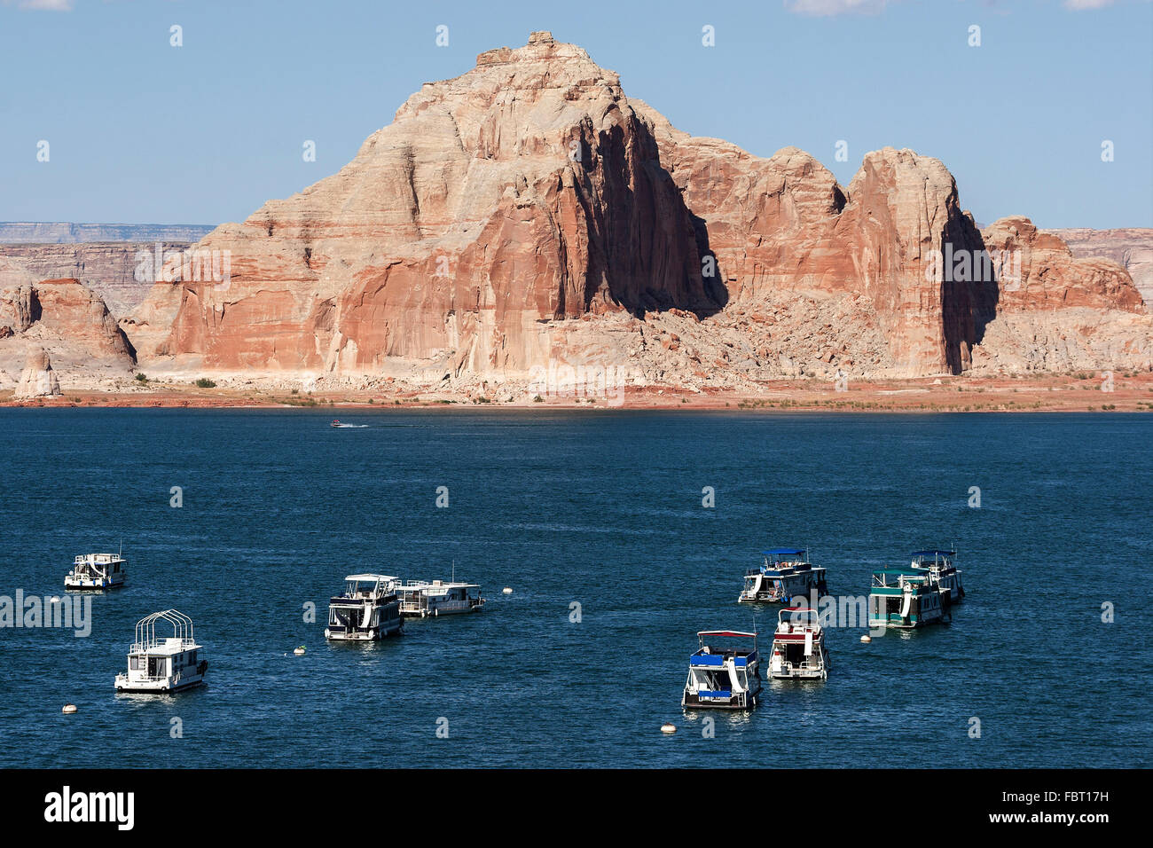 Navajo rosse scogliere di arenaria, Castle Rock, houseboats nella baia di Wahweap, Lake Powell, Pagina, Arizona, Stati Uniti d'America Foto Stock